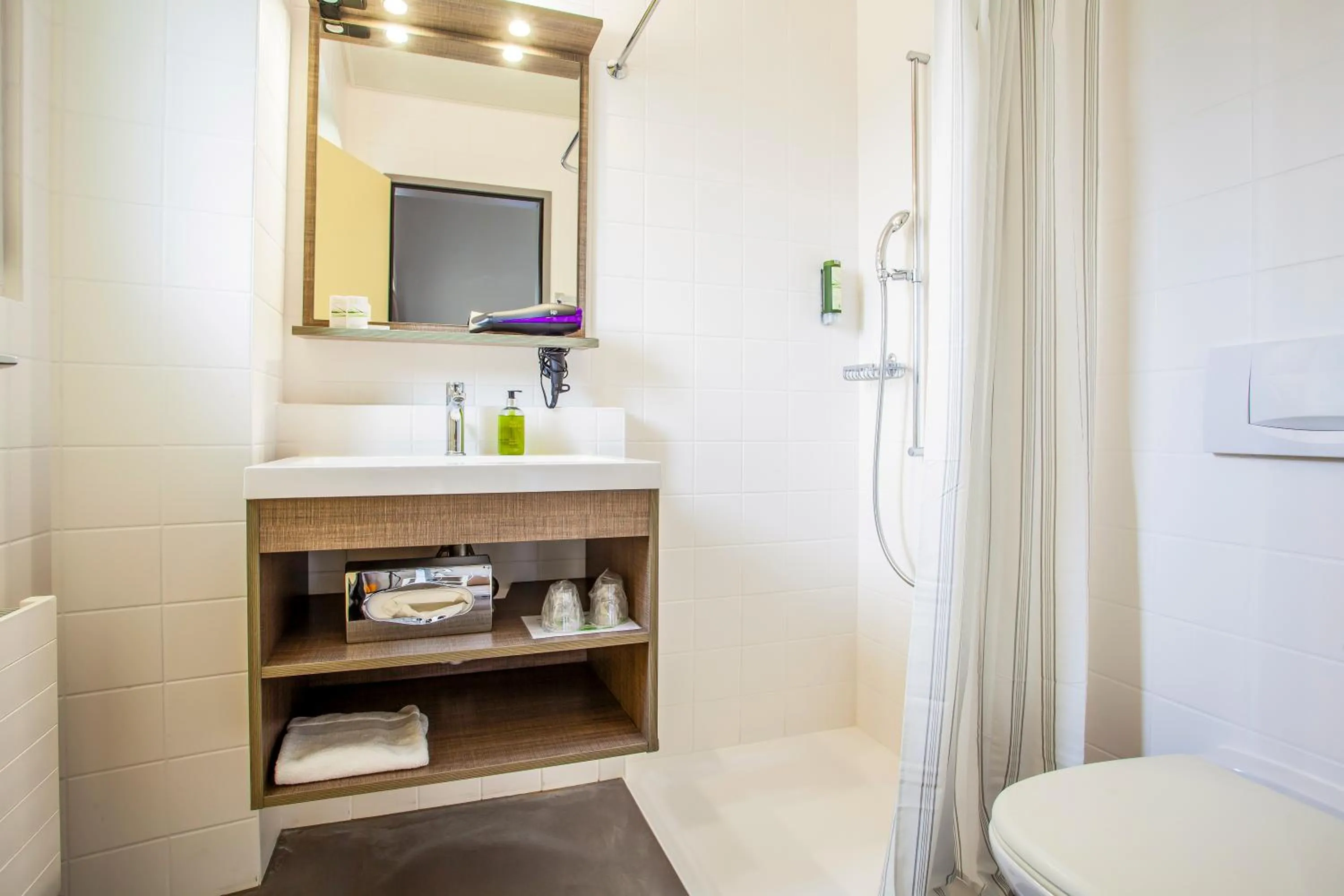 Bathroom in Hotel La Longeraie