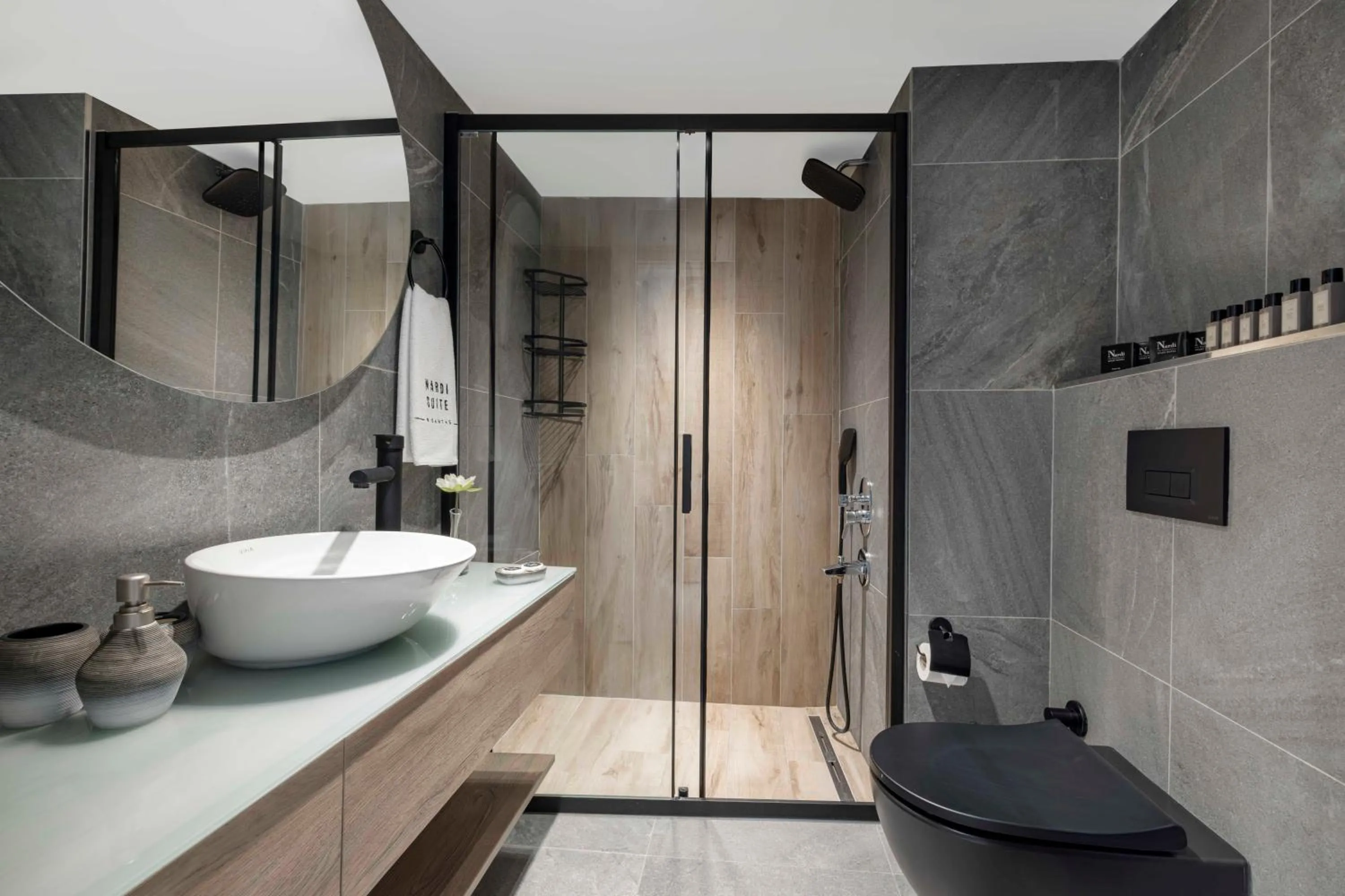 Shower in Nardi Nişantaşı