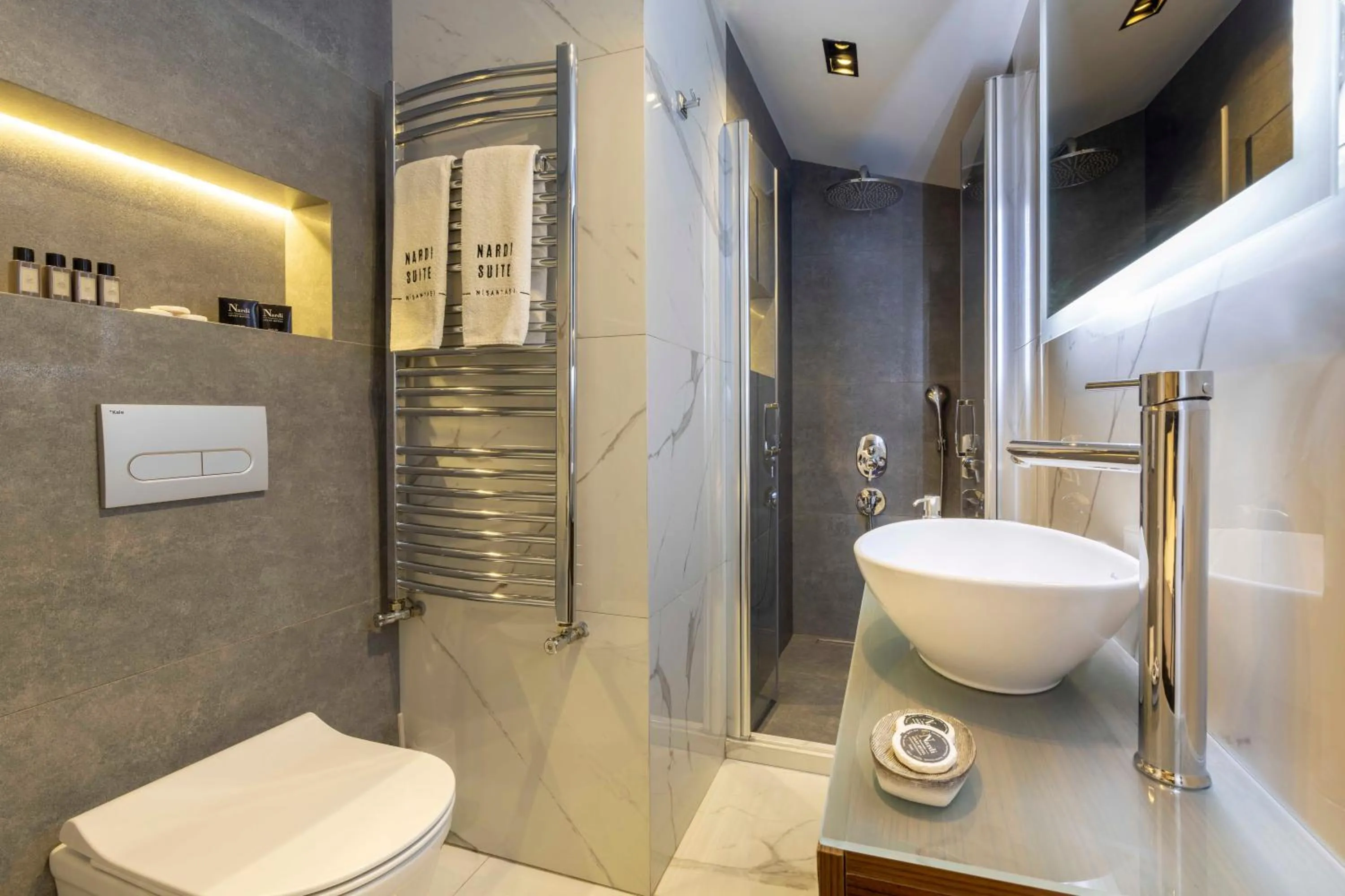 Shower in Nardi Nişantaşı