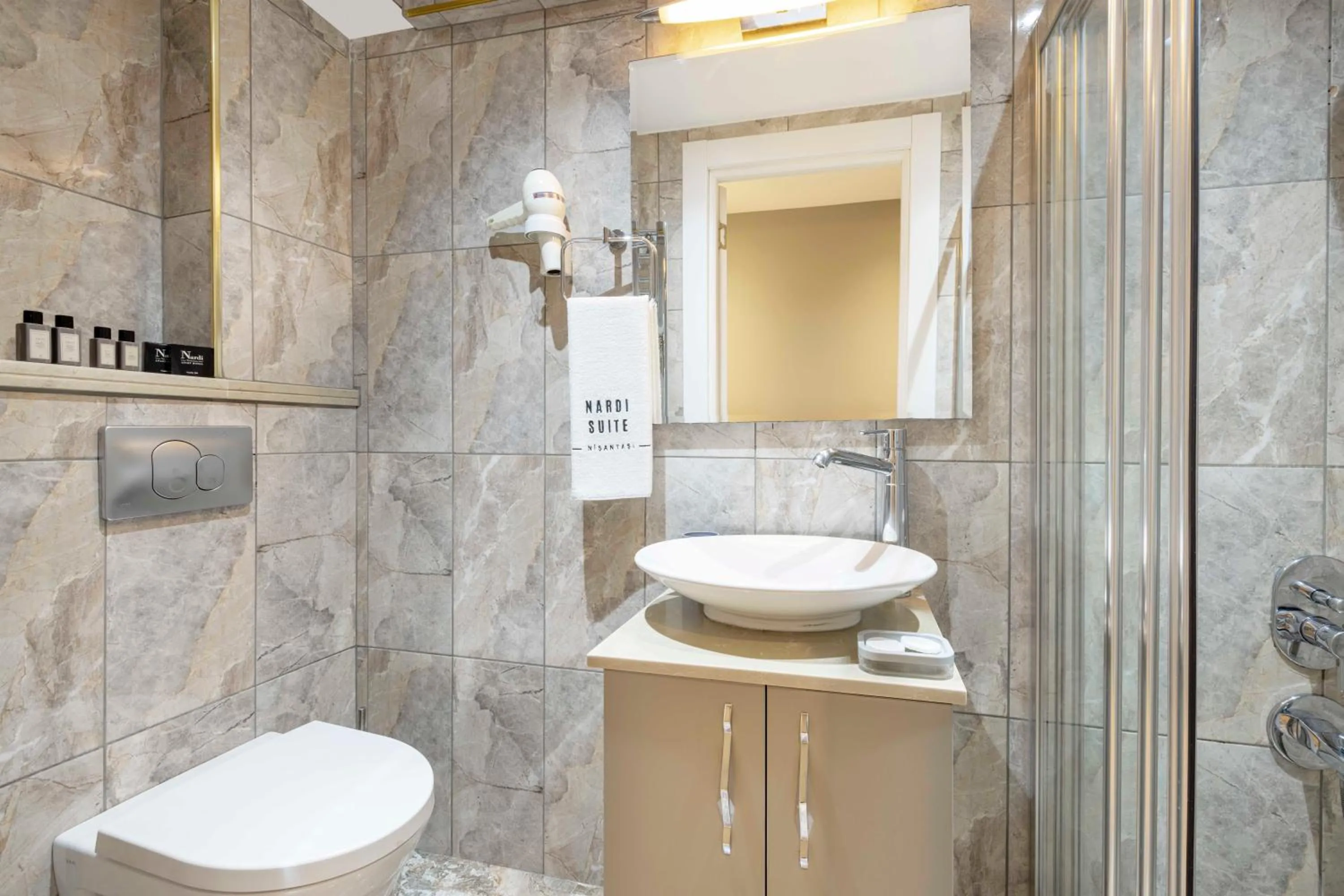 Shower in Nardi Nişantaşı