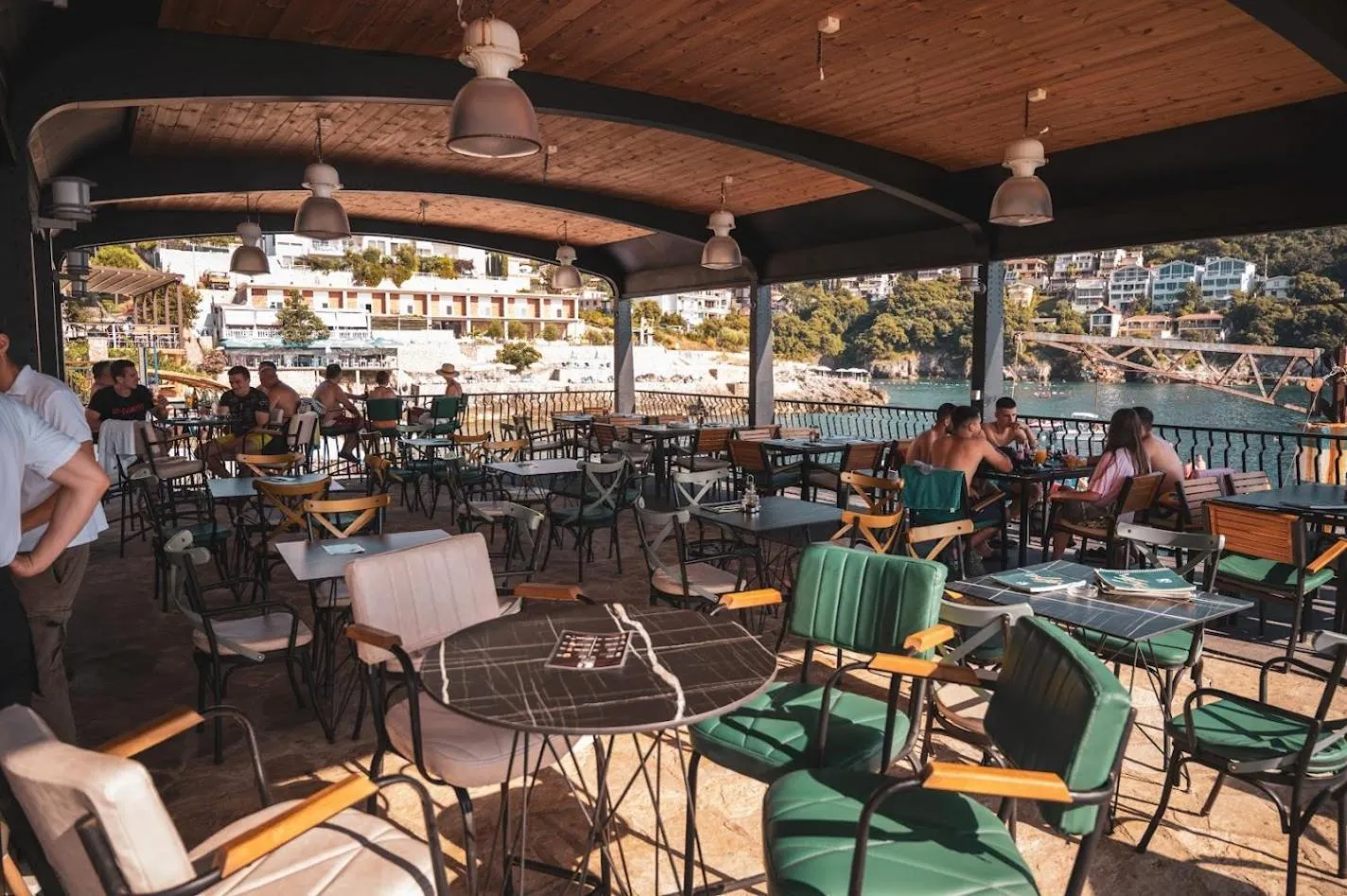 Restaurant/places to eat in Hotel R