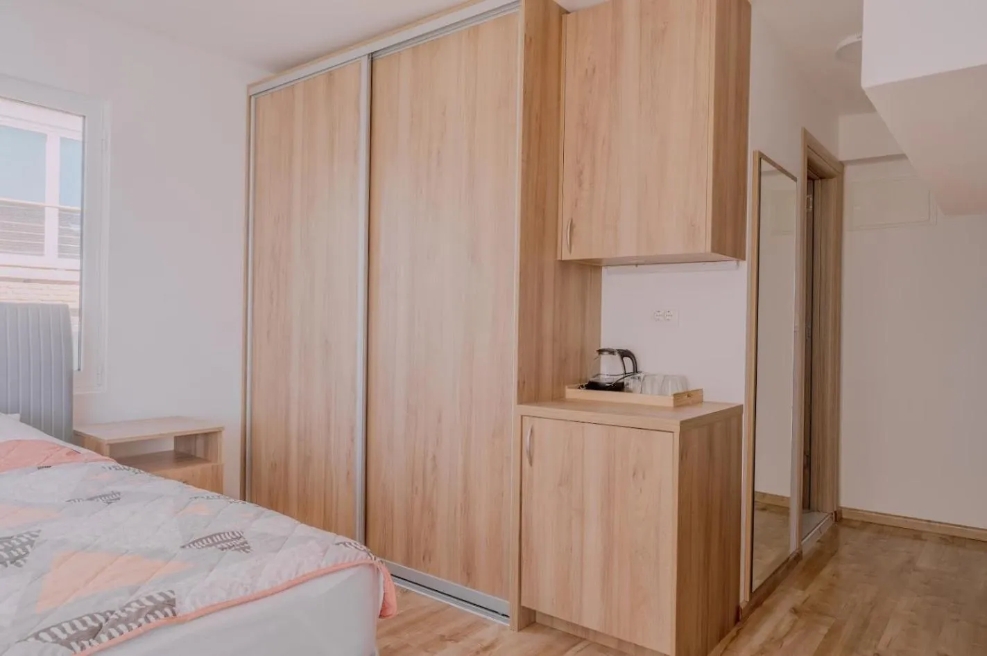 wardrobe, Bed in Hotel R