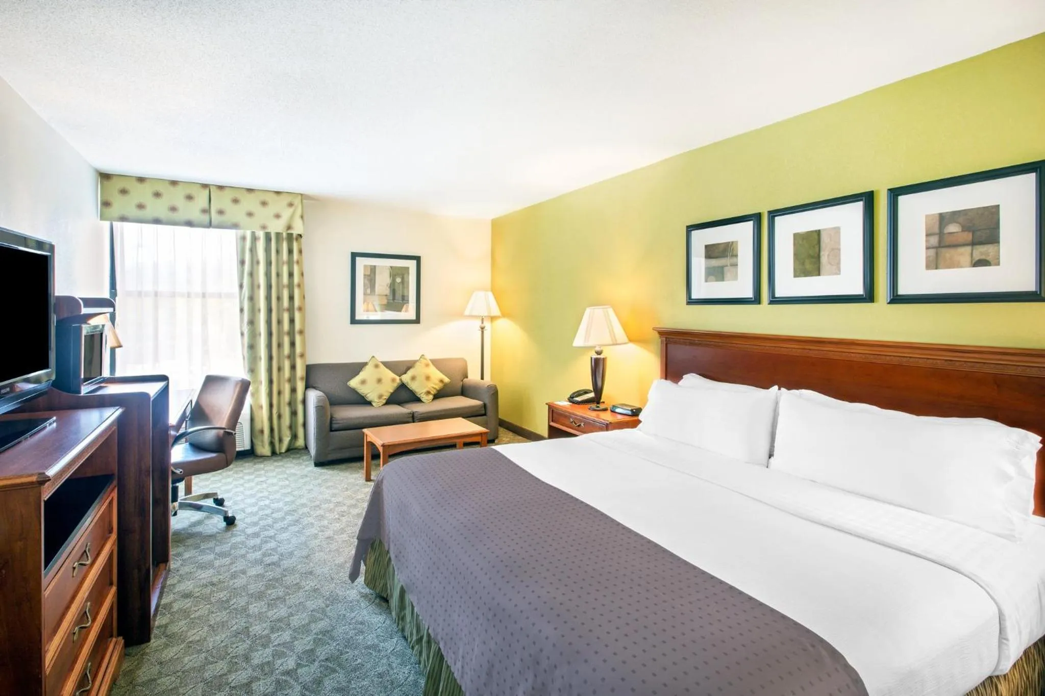 Photo of the whole room, Bed in Holiday Inn Roanoke - Tanglewood Route 419 & I 581 by IHG