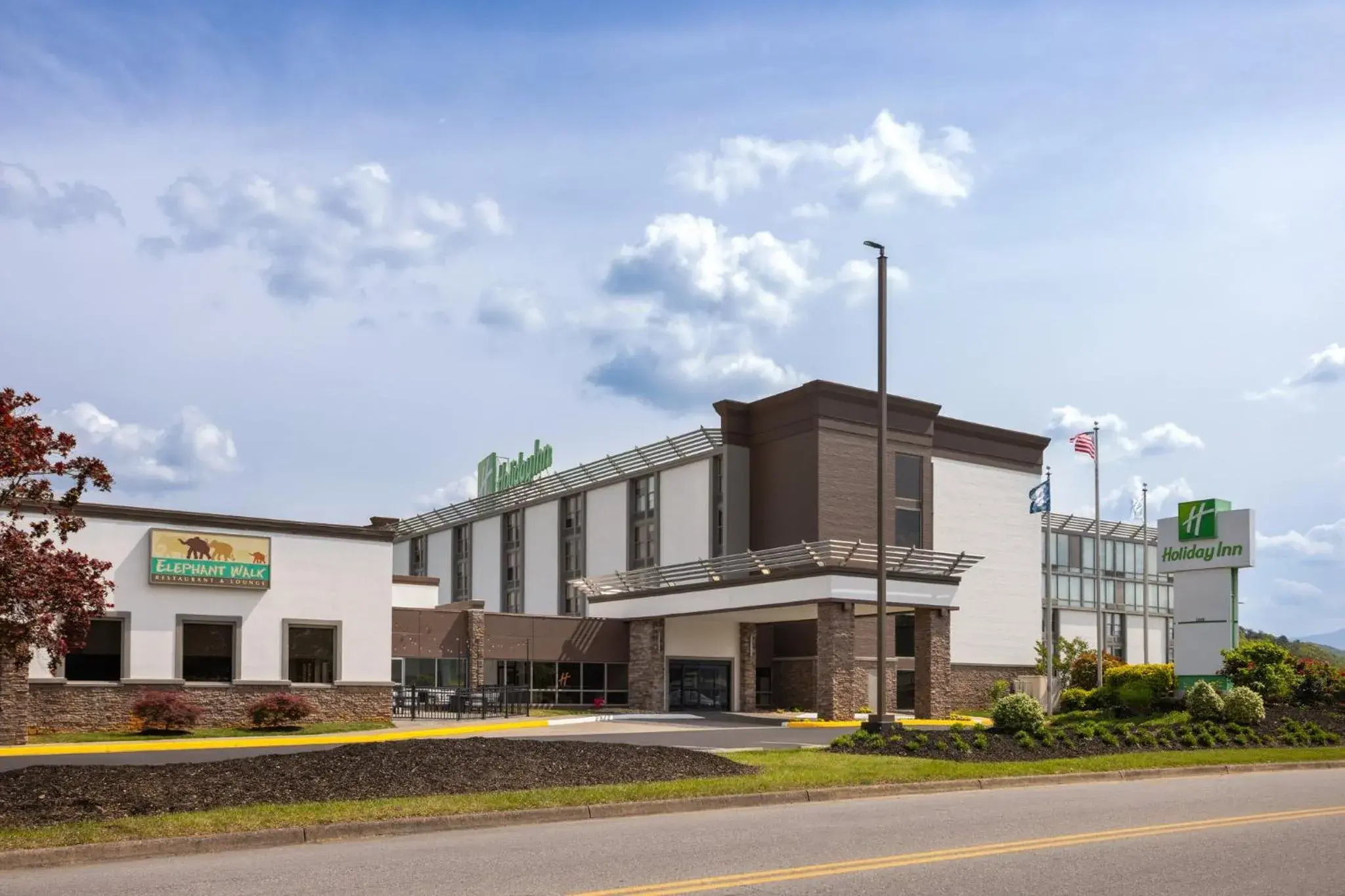 Property building in Holiday Inn Roanoke-Tanglewood-Rt 419&I581 by IHG Property building in Holiday Inn Roanoke-Tanglewood-Rt 419&I581 by IHG