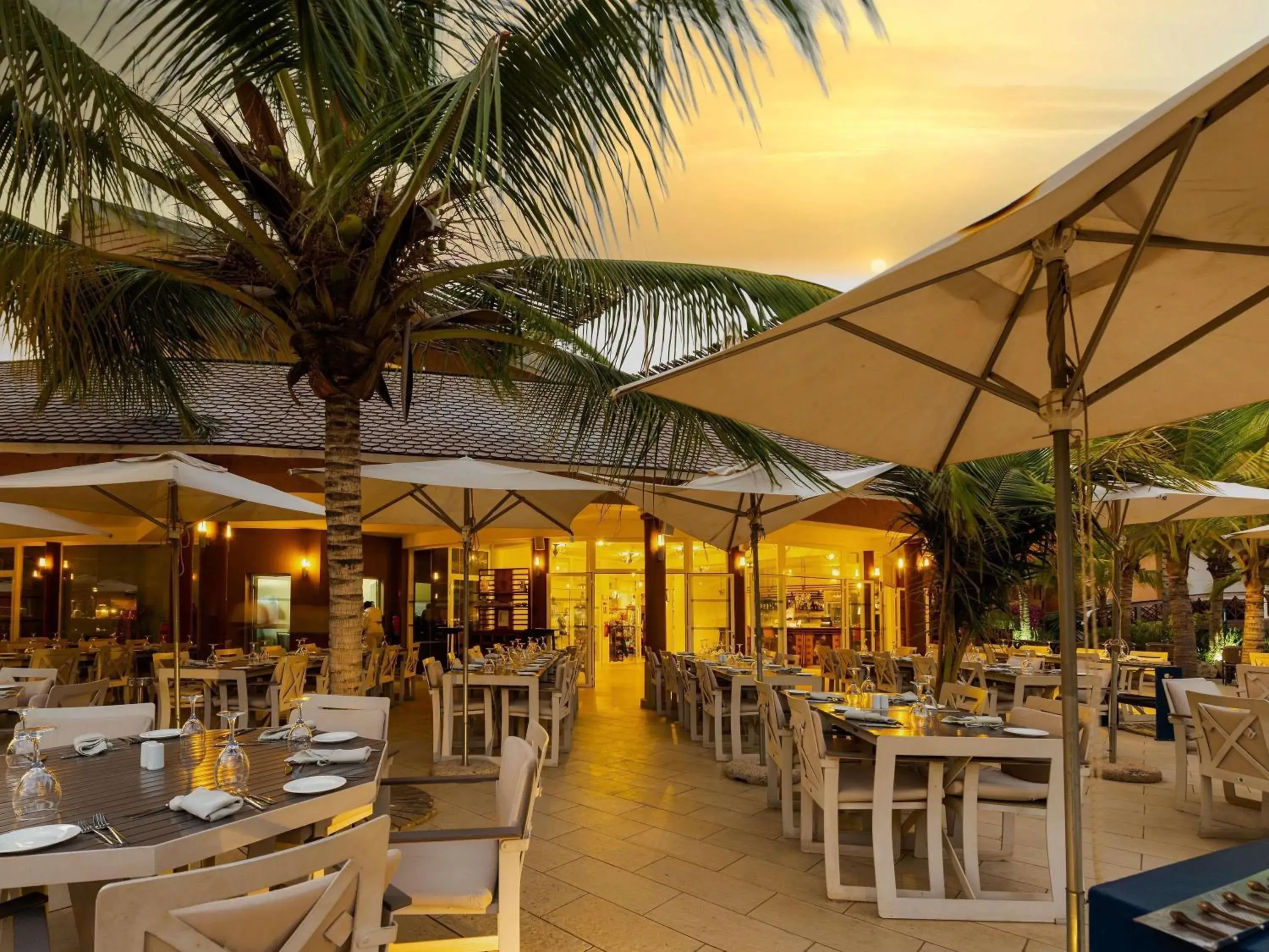 Lounge or bar in Movenpick Resort Lamantin Saly Lounge or bar in Movenpick Resort Lamantin Saly