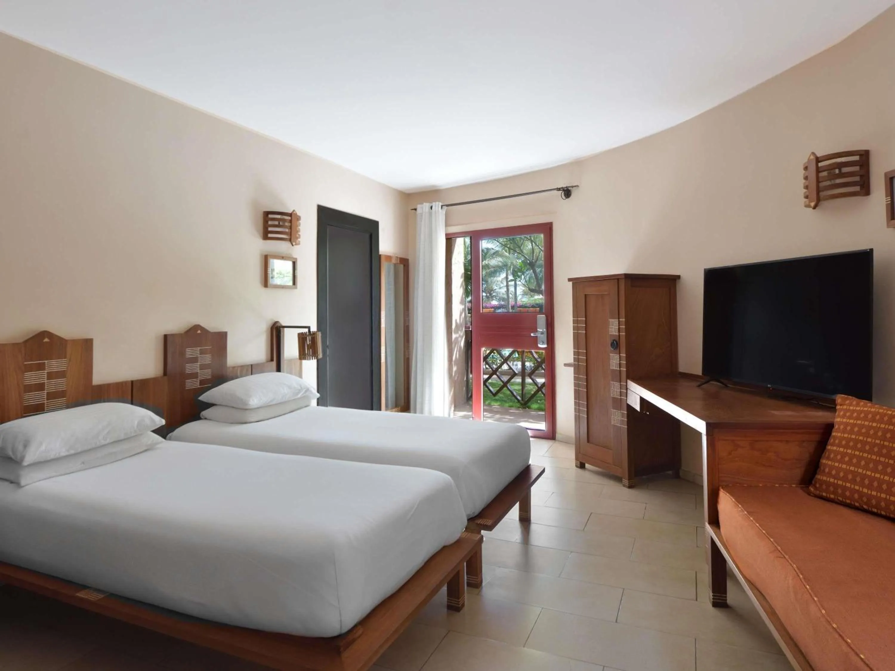 Bedroom, Bed in Movenpick Resort Lamantin Saly