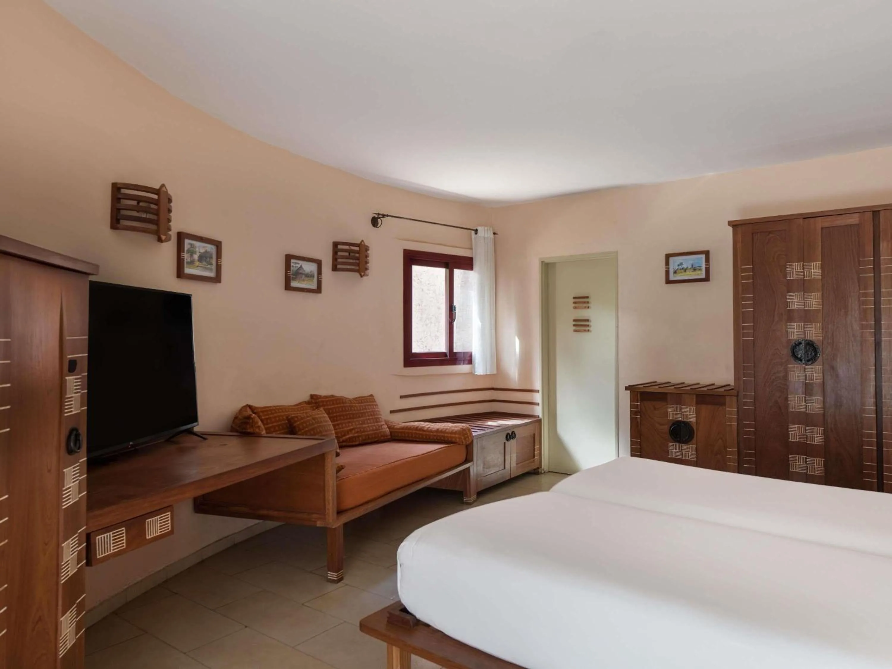Bedroom, Bed in Movenpick Resort Lamantin Saly