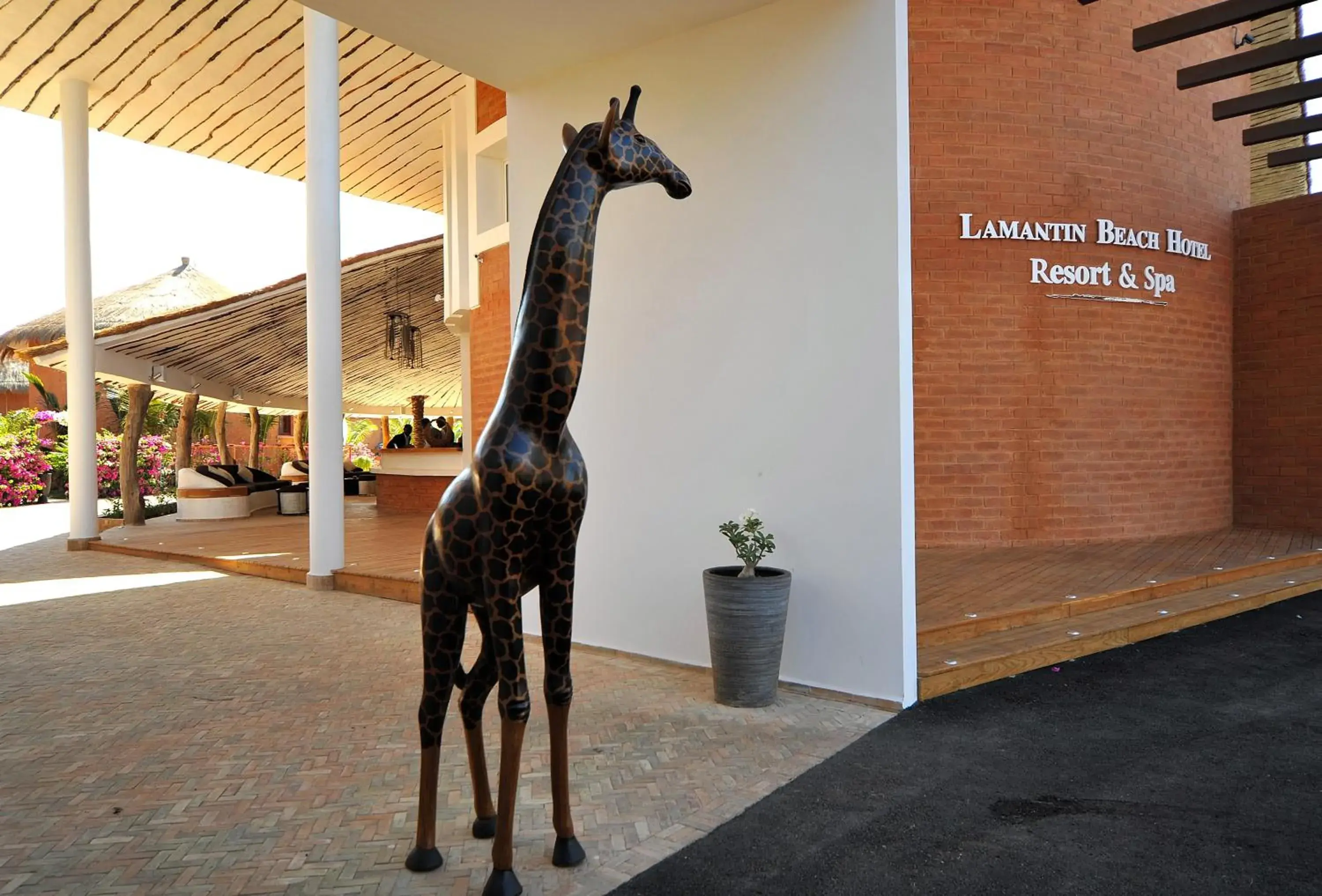 Facade/entrance in Movenpick Resort Lamantin Saly Facade/entrance in Movenpick Resort Lamantin Saly