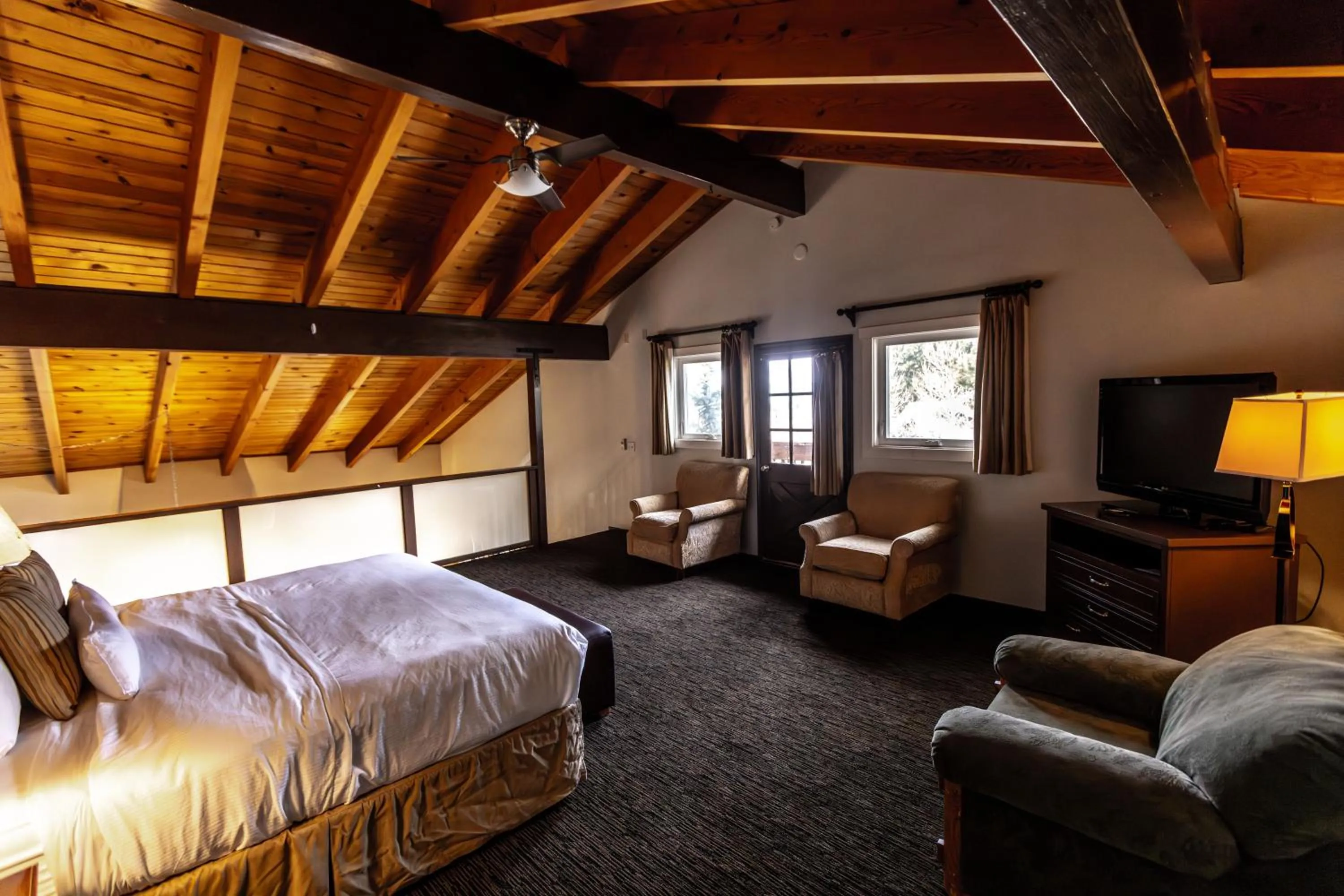 Seating area, Bed in The Mammoth Creek Inn