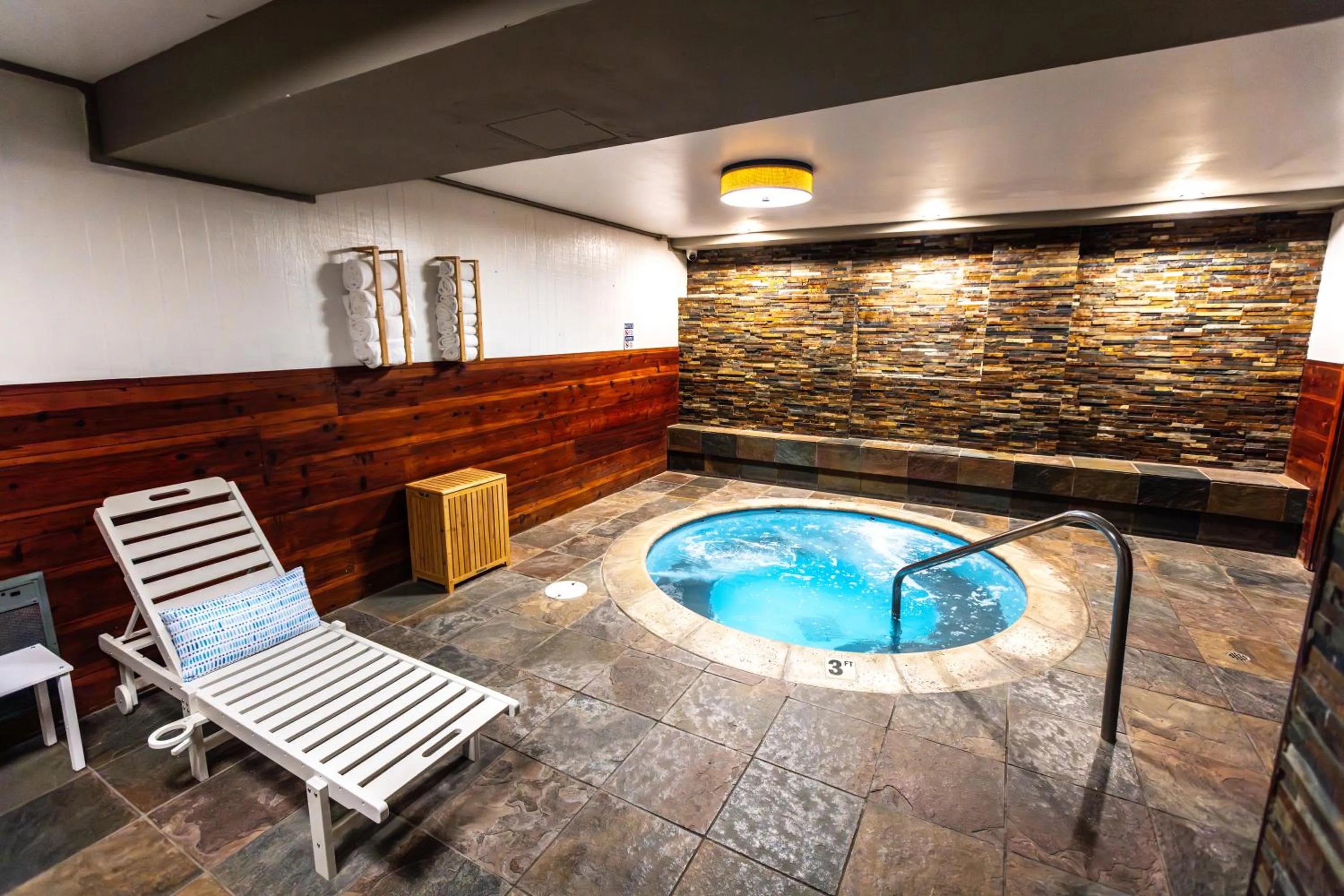 Hot Tub in The Mammoth Creek Inn
