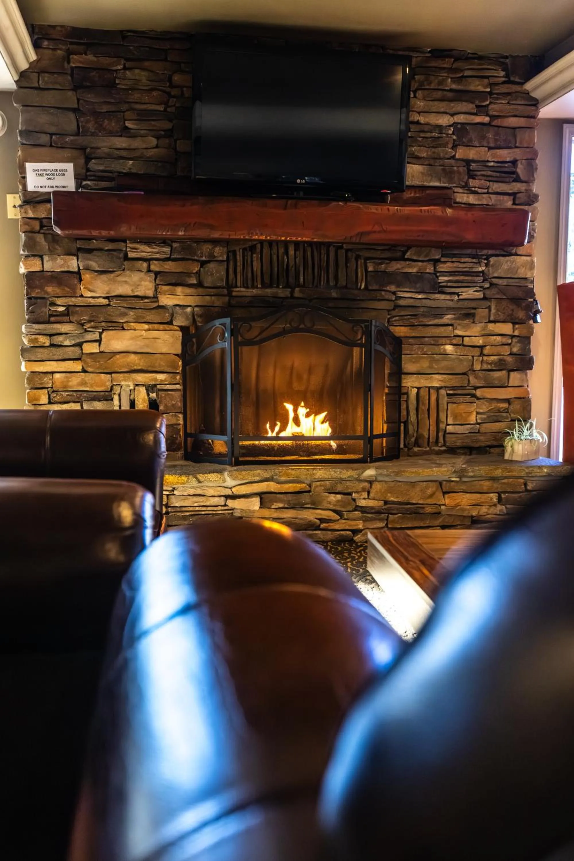 Lobby or reception in The Mammoth Creek Inn