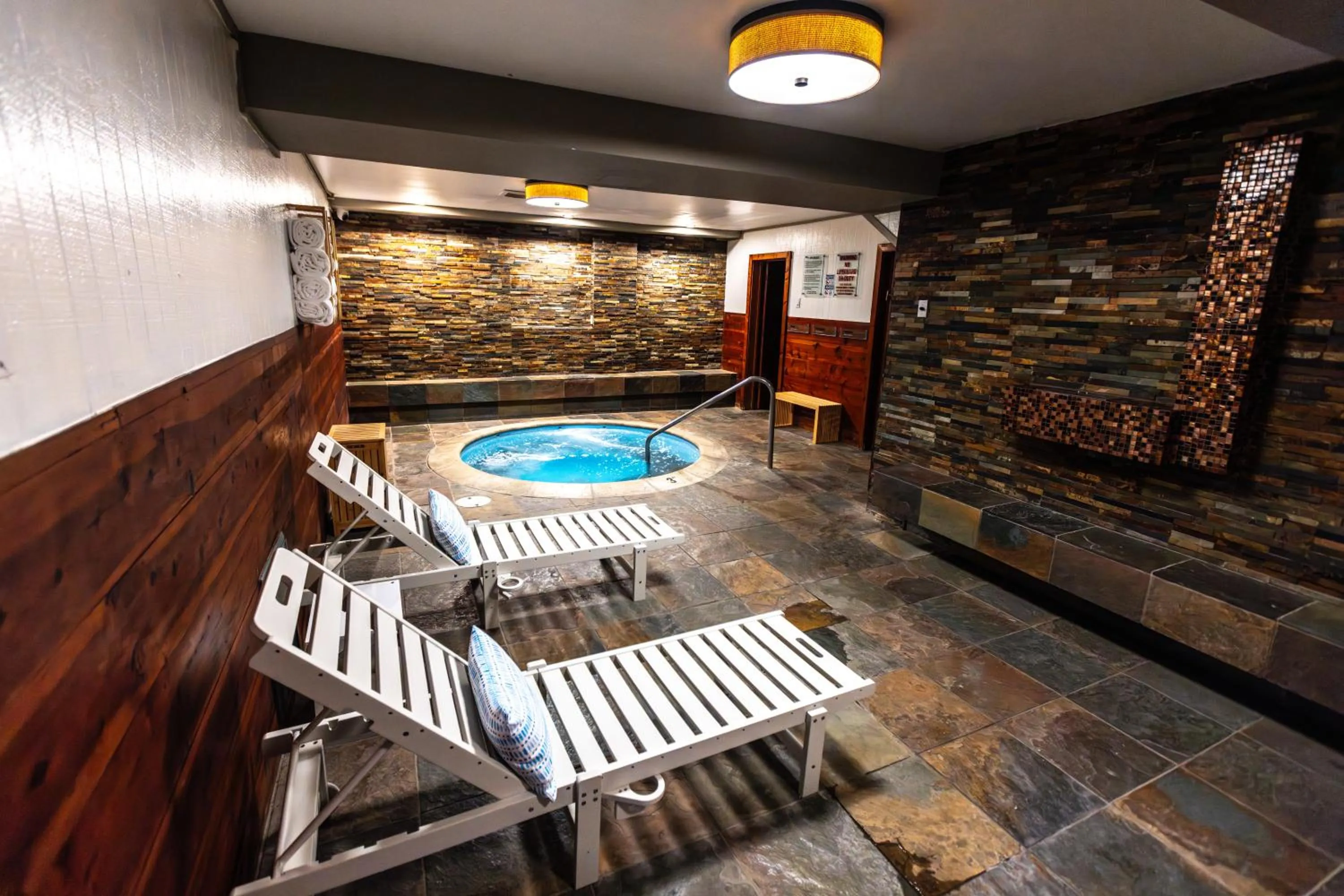 Hot Tub in The Mammoth Creek Inn