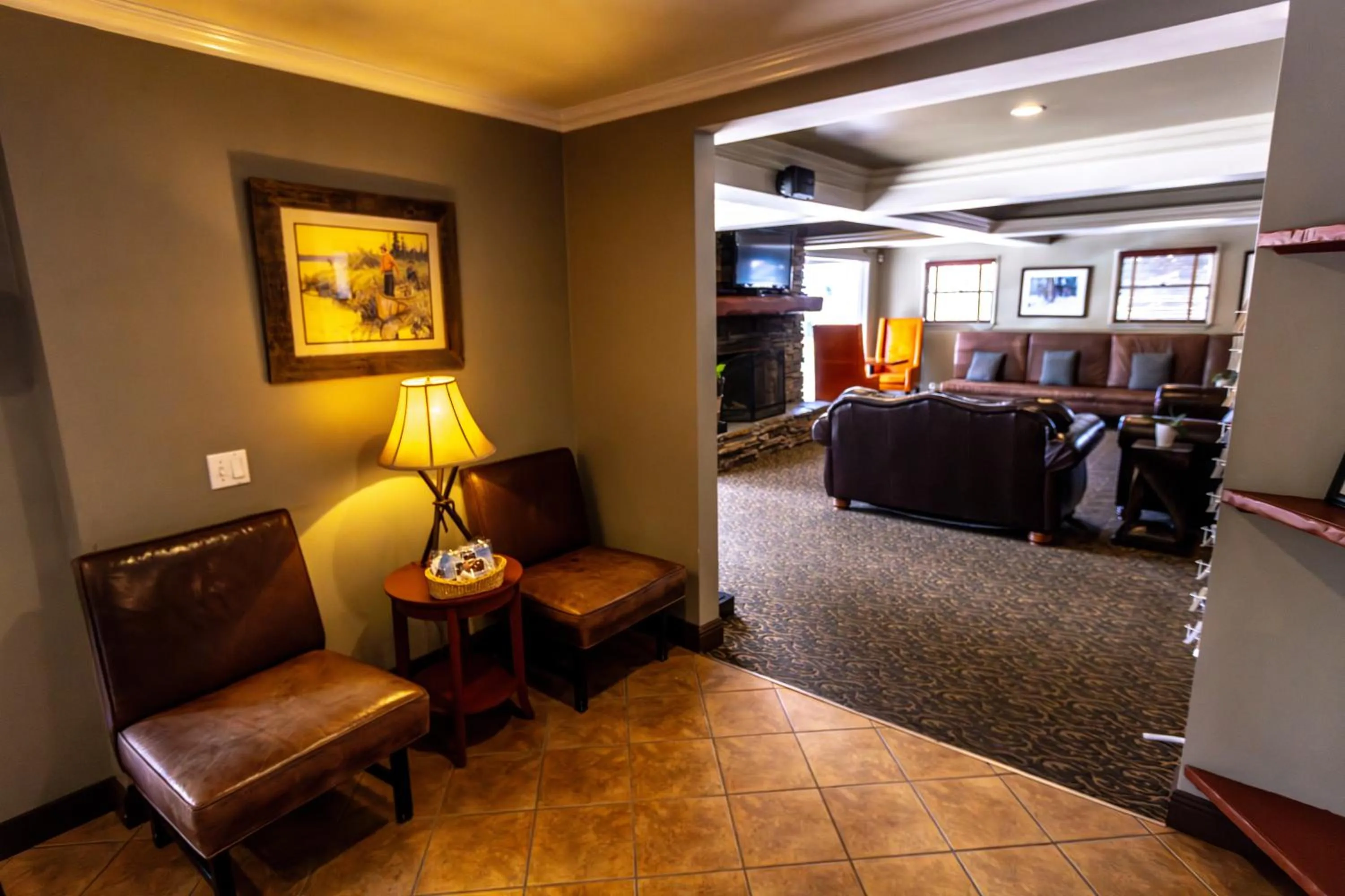 Communal lounge/ TV room in The Mammoth Creek Inn