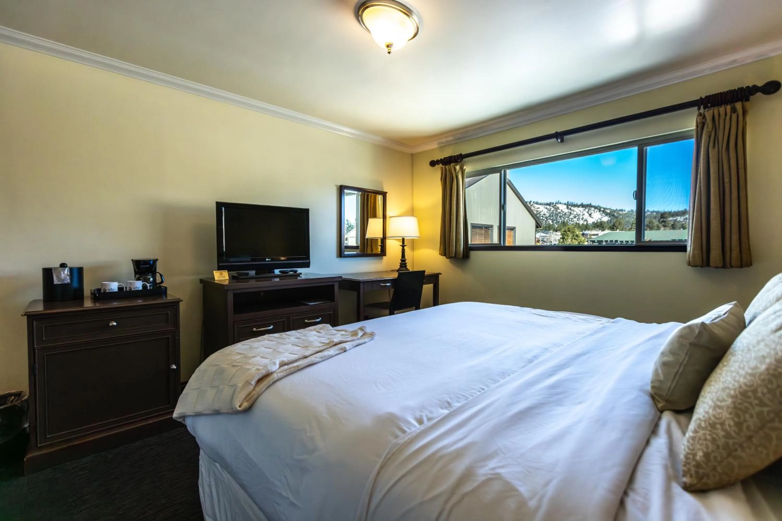 Photo of the whole room, Bed in The Mammoth Creek Inn