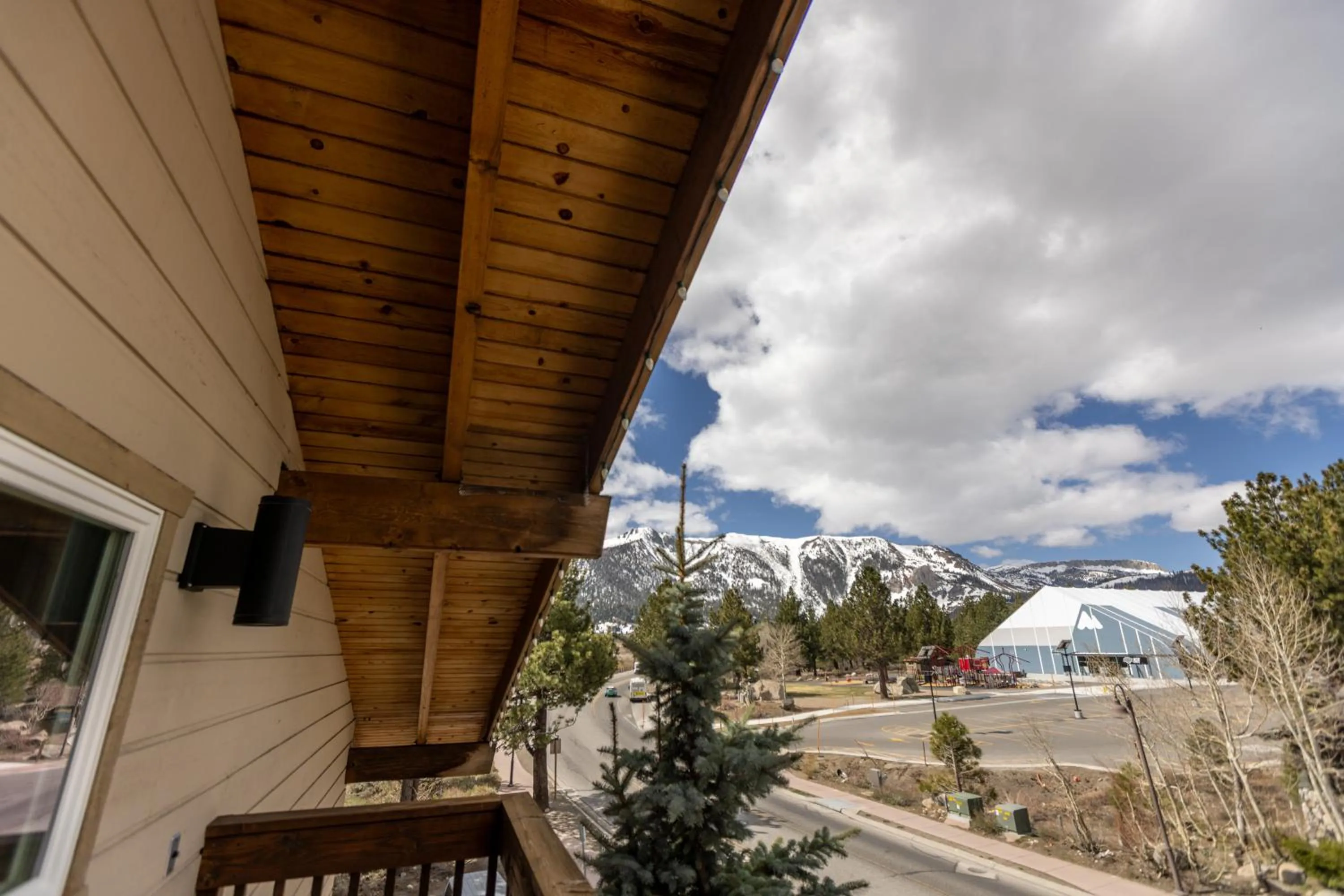 Patio in The Mammoth Creek Inn