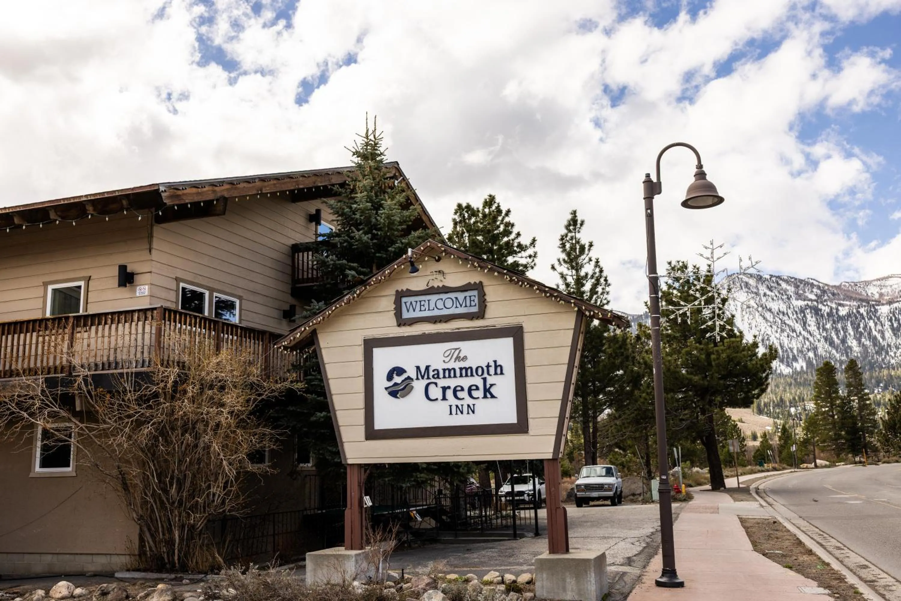 Property building in The Mammoth Creek Inn