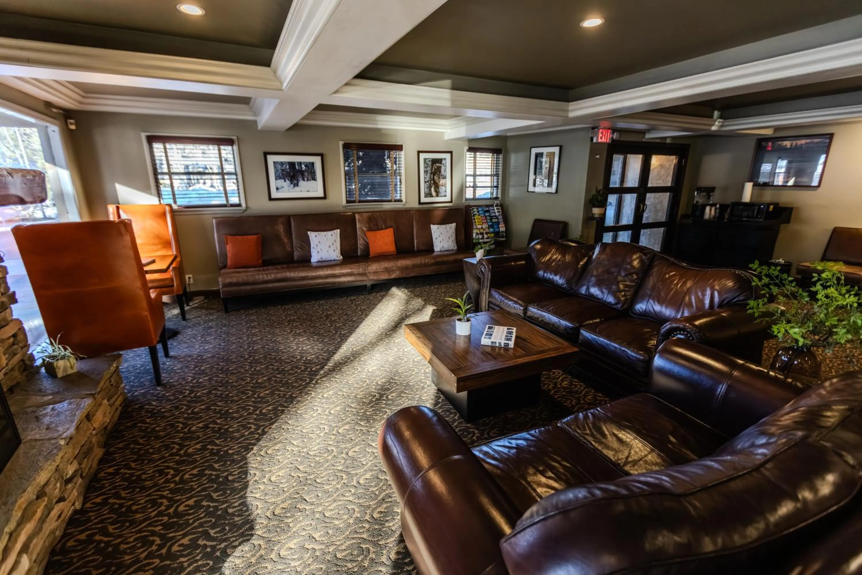 Lobby or reception in The Mammoth Creek Inn