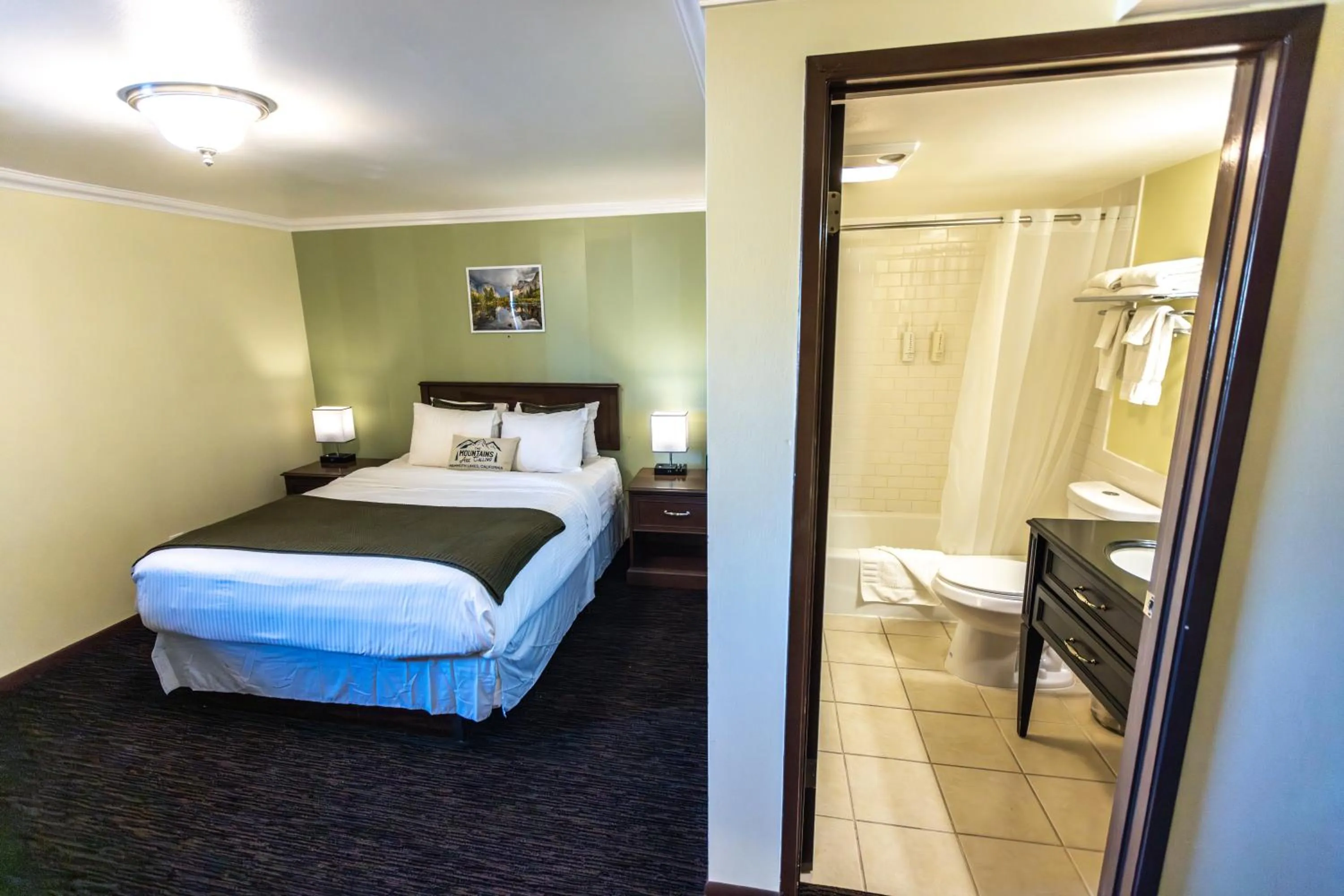 Bed in The Mammoth Creek Inn