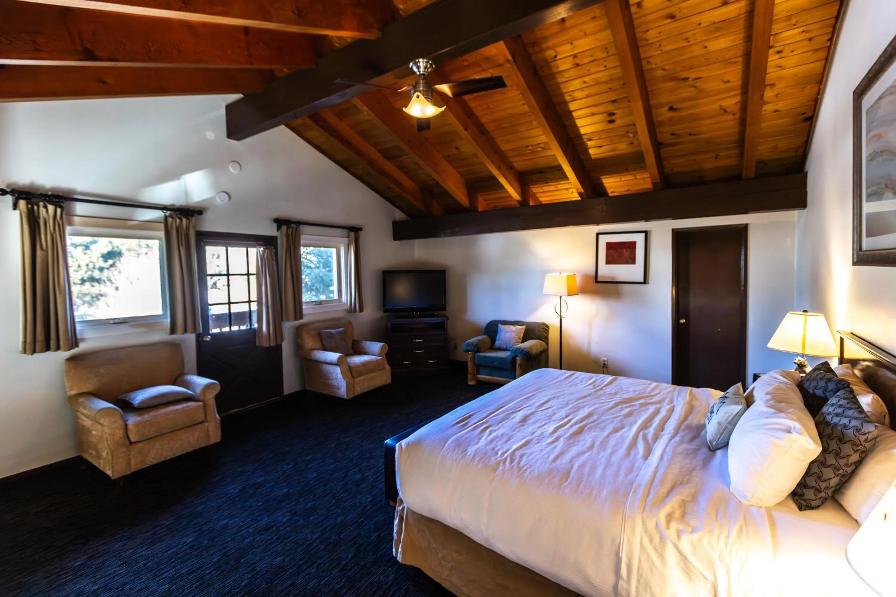 Seating area, Bed in The Mammoth Creek Inn