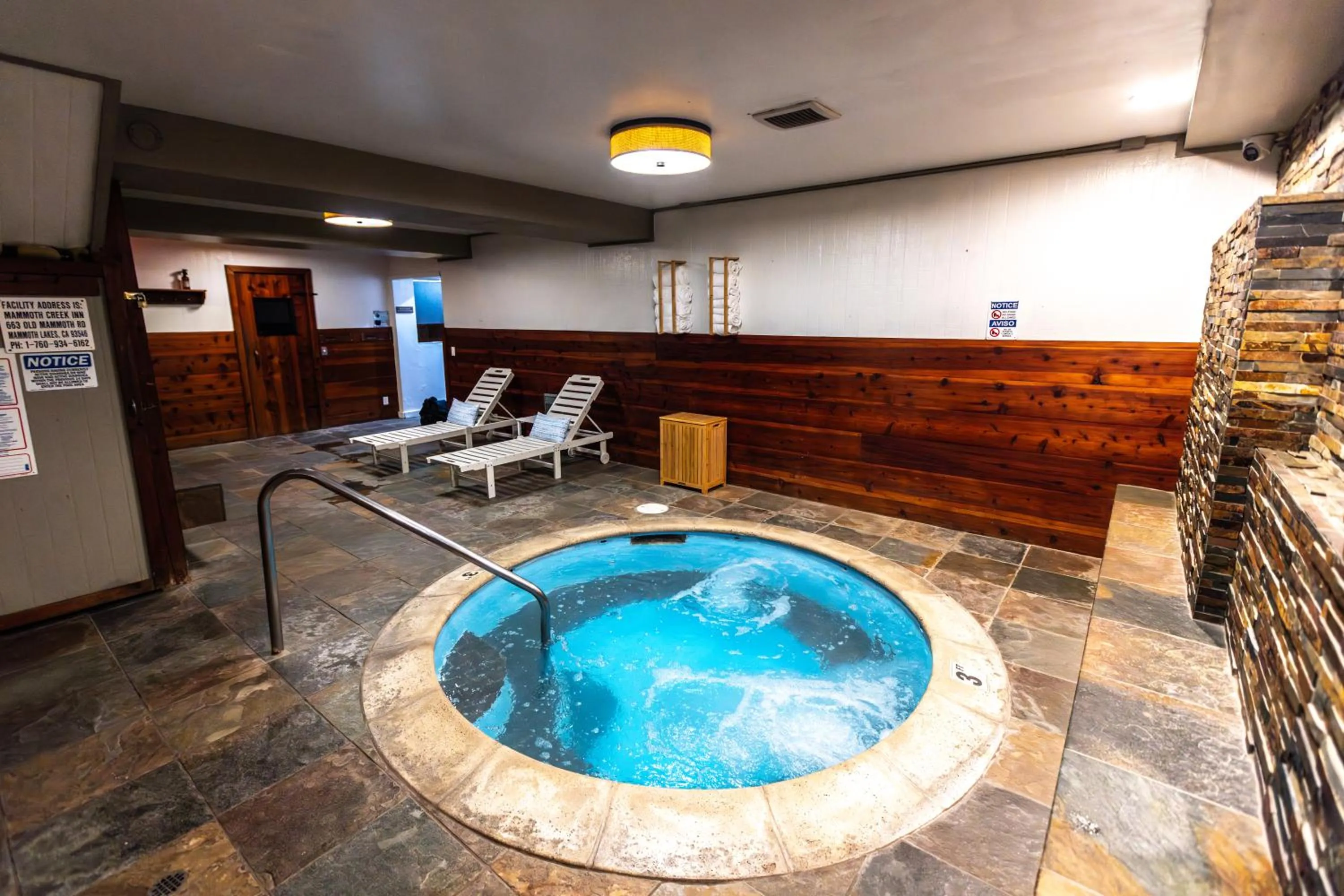 Hot Tub in The Mammoth Creek Inn