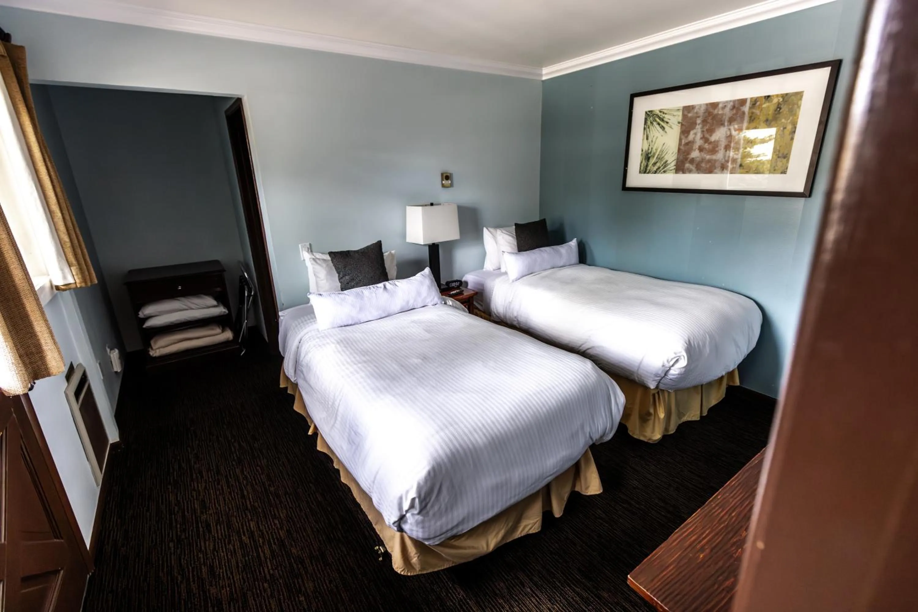 Bed in The Mammoth Creek Inn