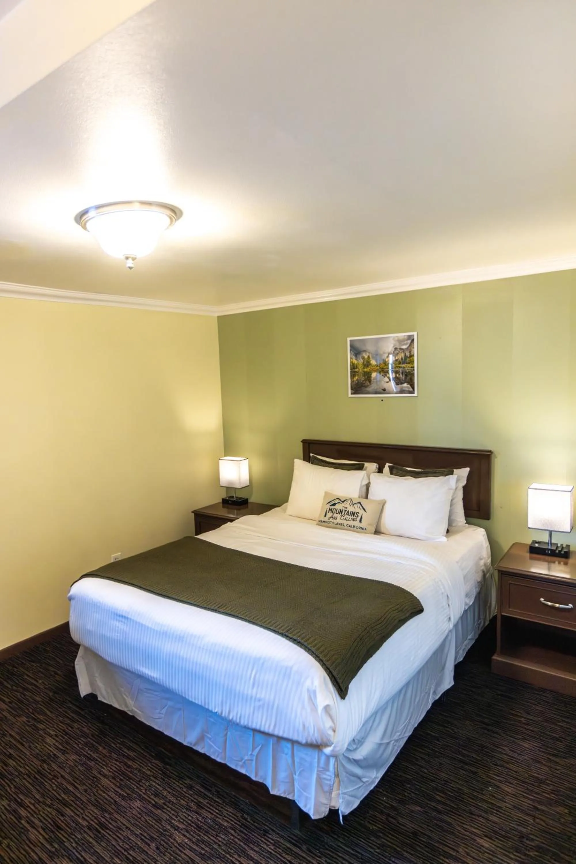 Bed in The Mammoth Creek Inn