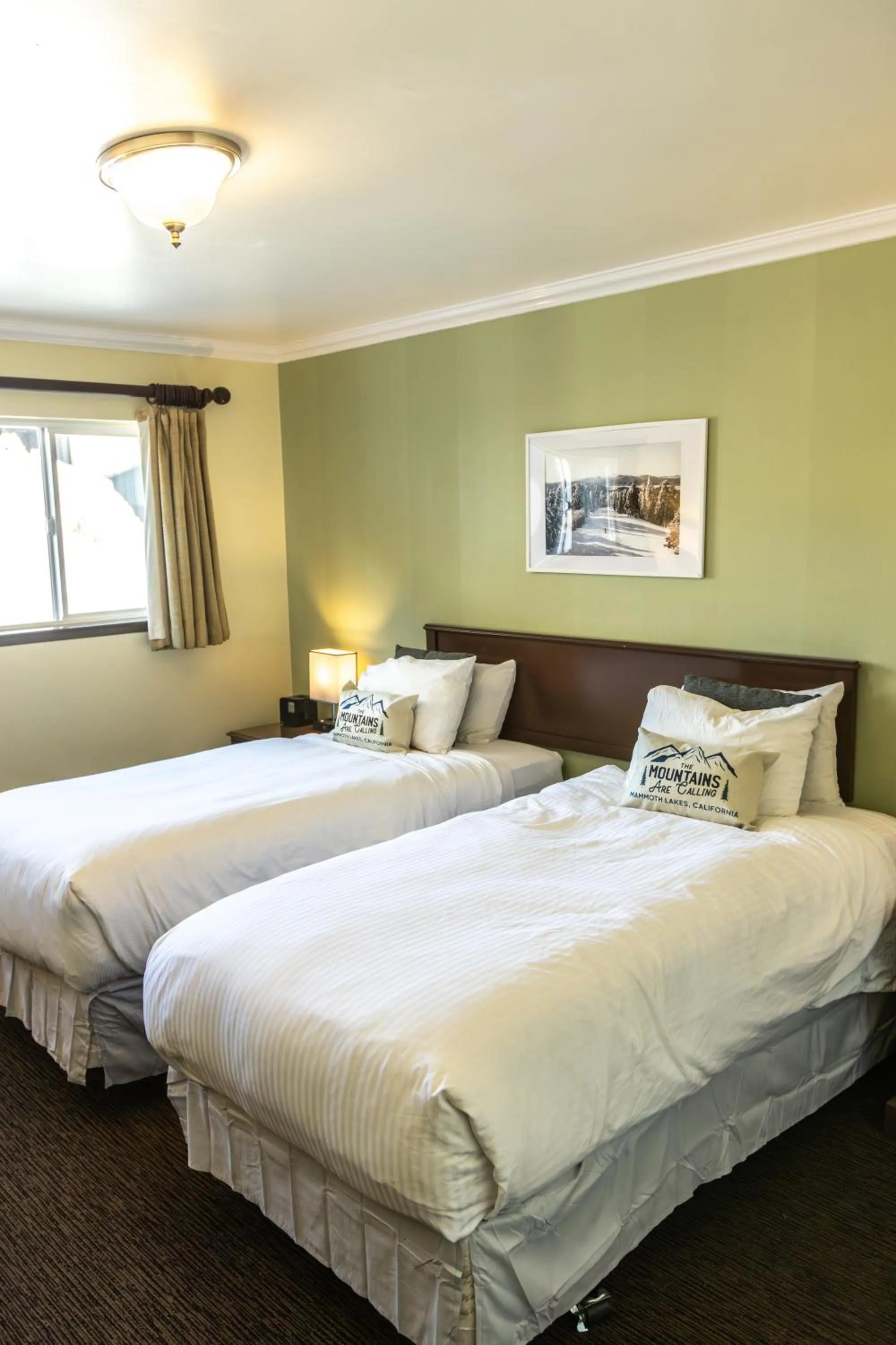 Bed in The Mammoth Creek Inn