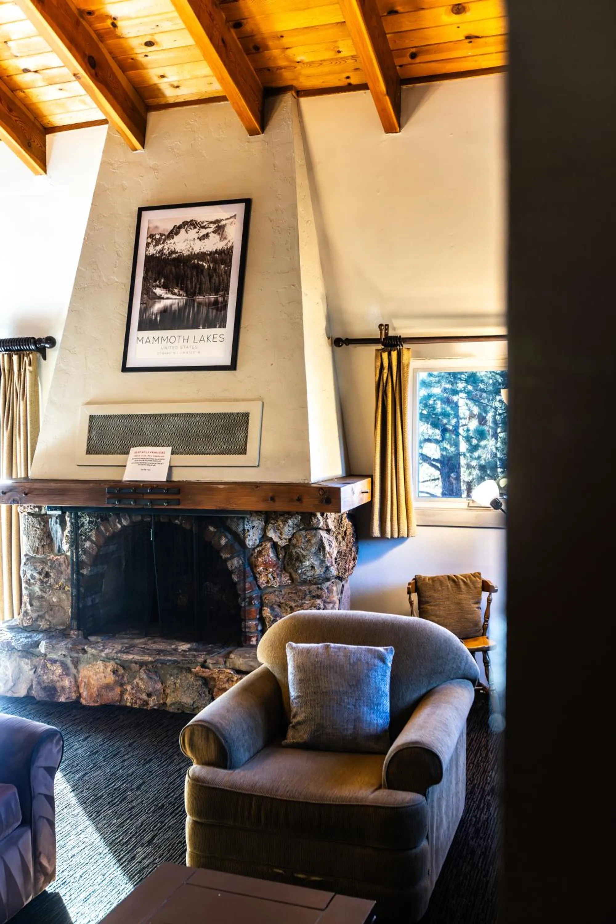 Living room in The Mammoth Creek Inn