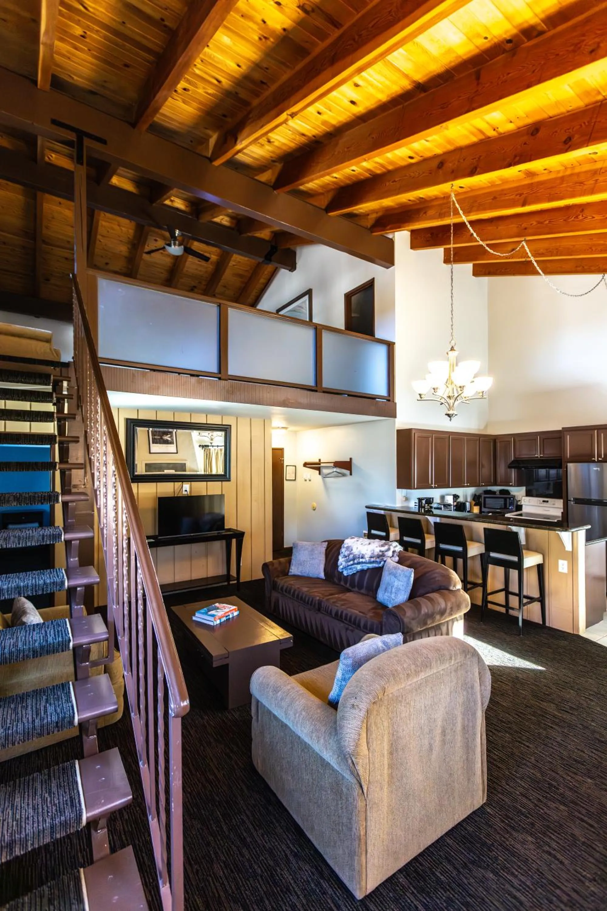 Living room, Bed in The Mammoth Creek Inn