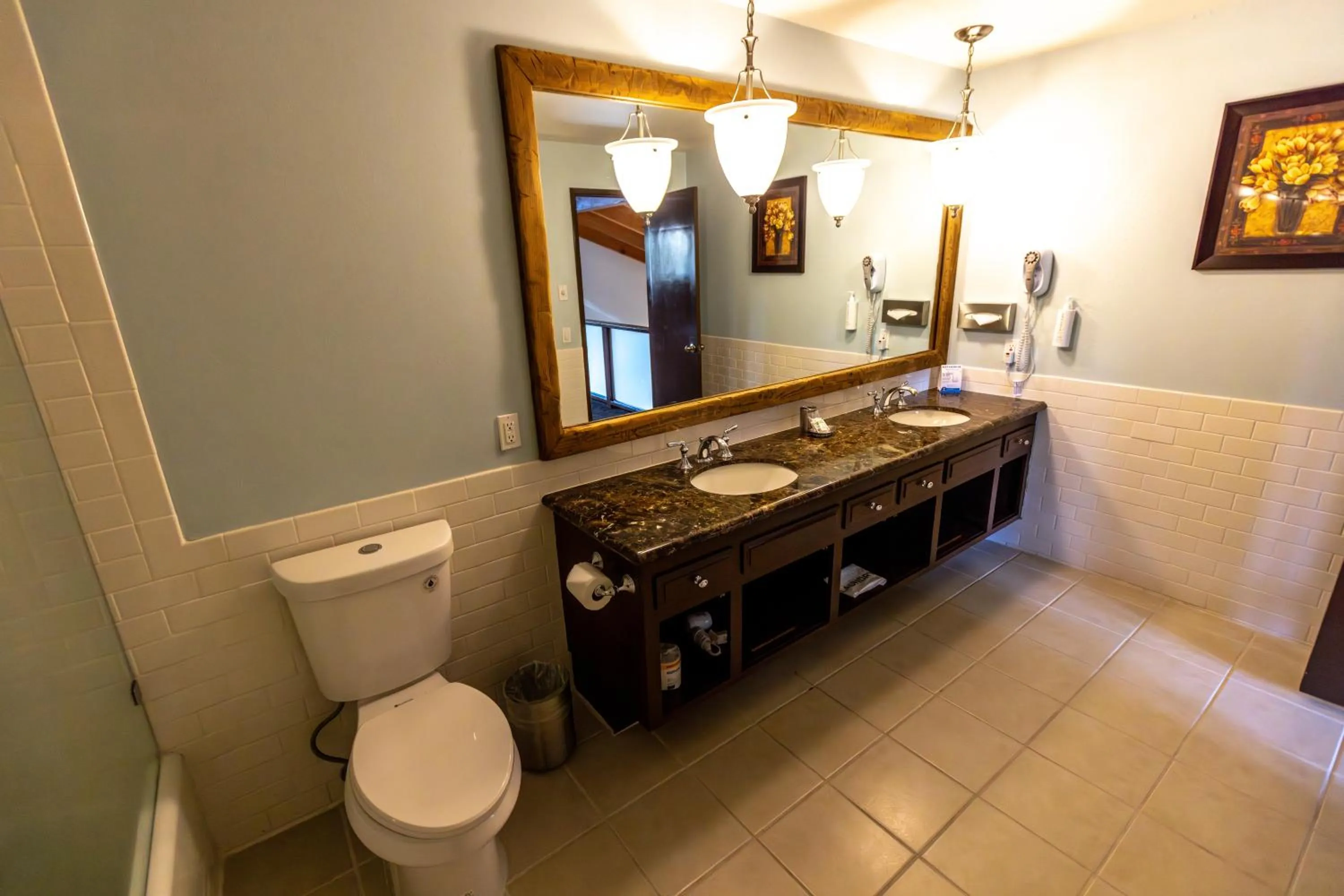 Bathroom in The Mammoth Creek Inn