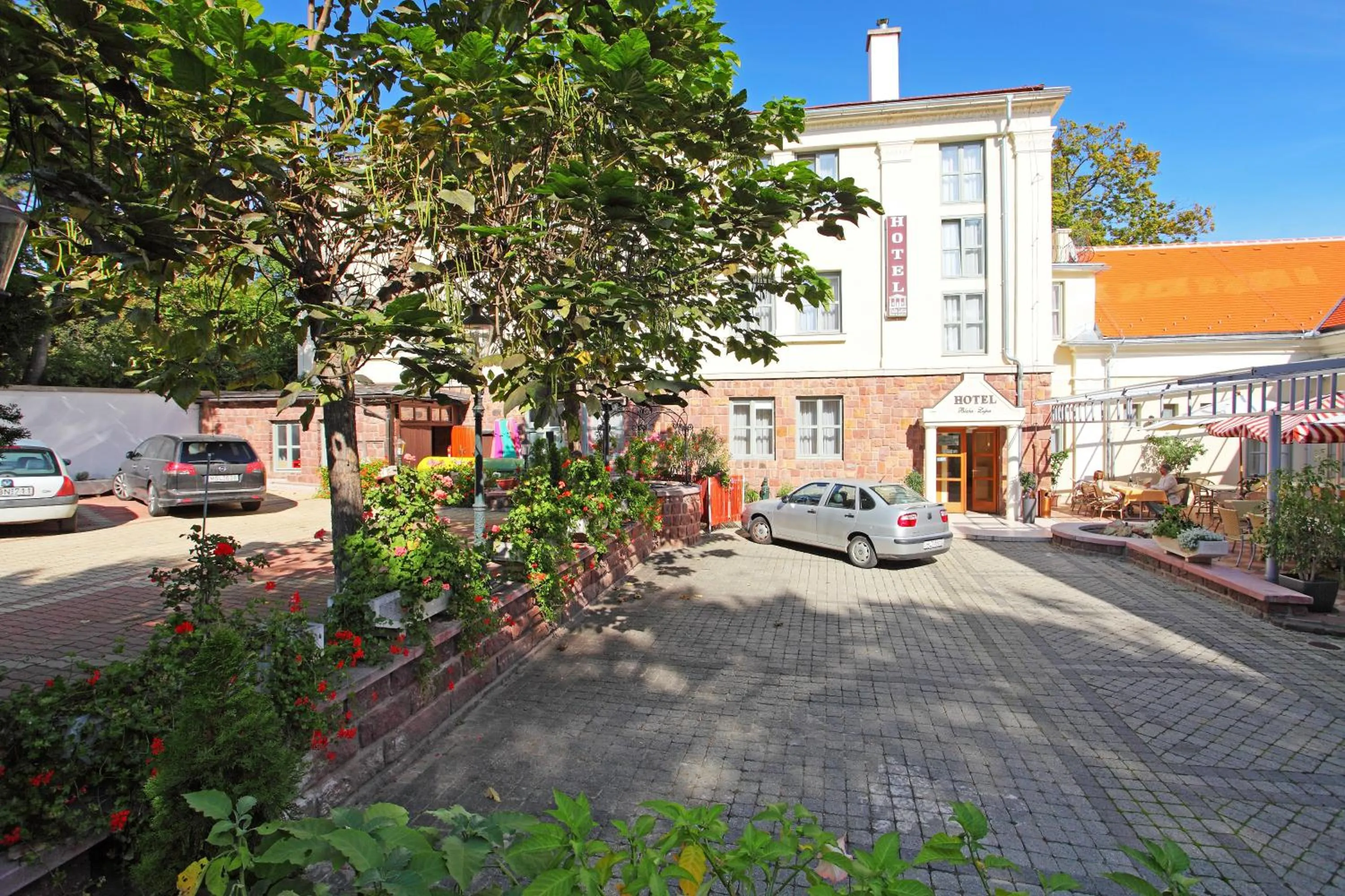 Facade/entrance in Hotel Blaha Lujza