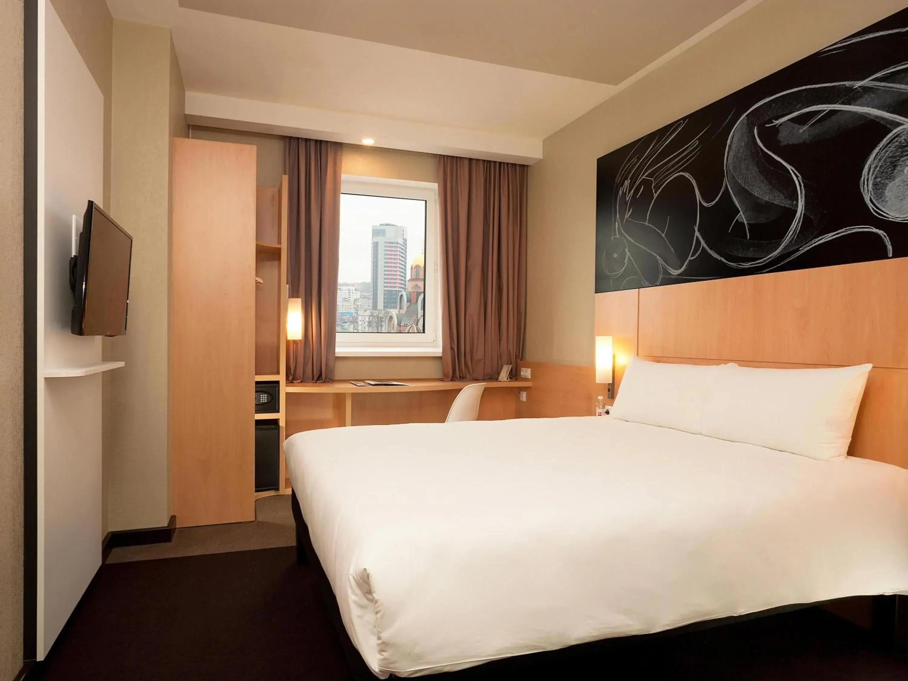 Standard Double Room in ibis Kyiv Railway Station Standard Double Room in ibis Kyiv Railway Station