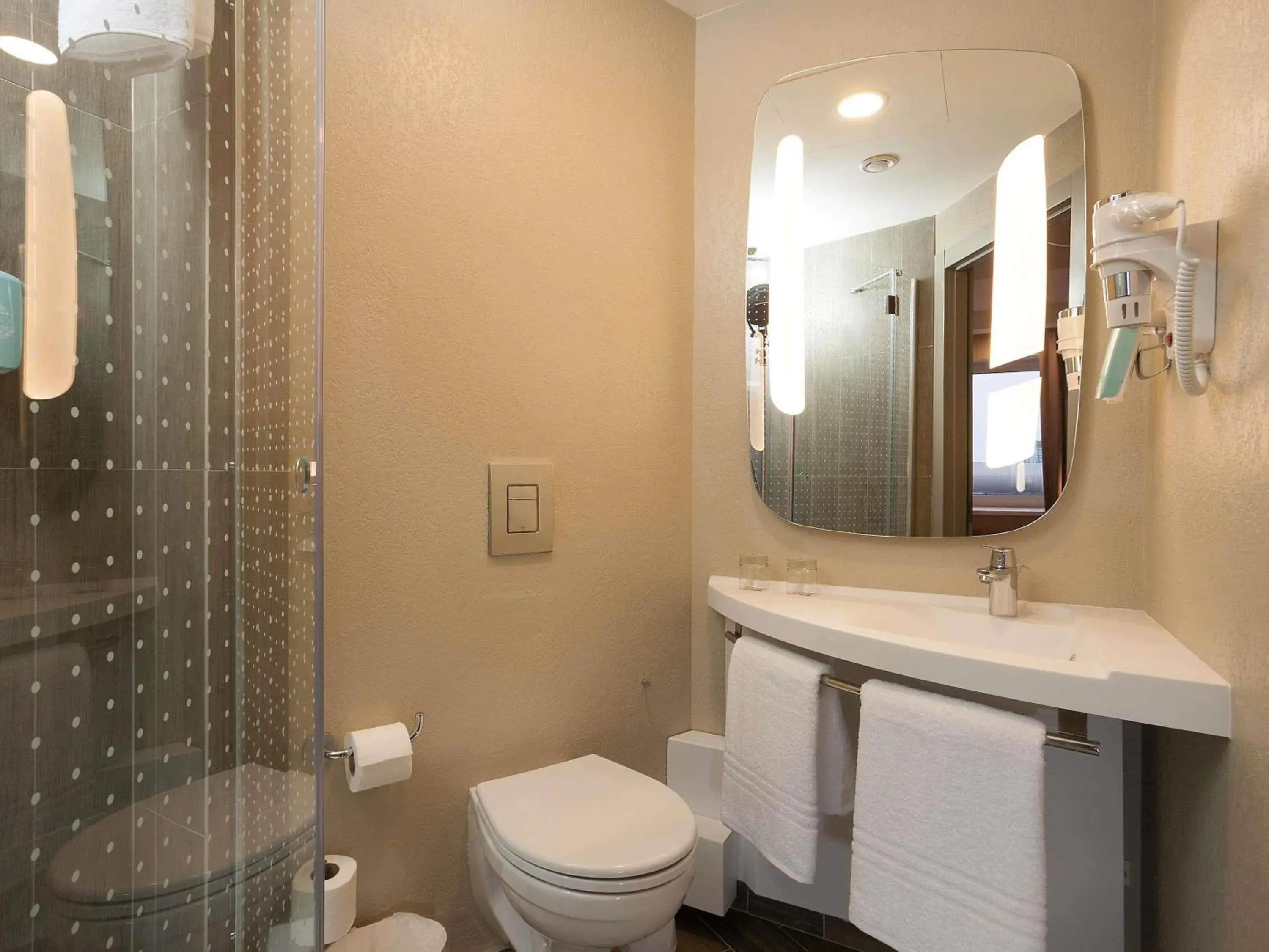 Standard Twin Room in ibis Kyiv Railway Station Standard Twin Room in ibis Kyiv Railway Station