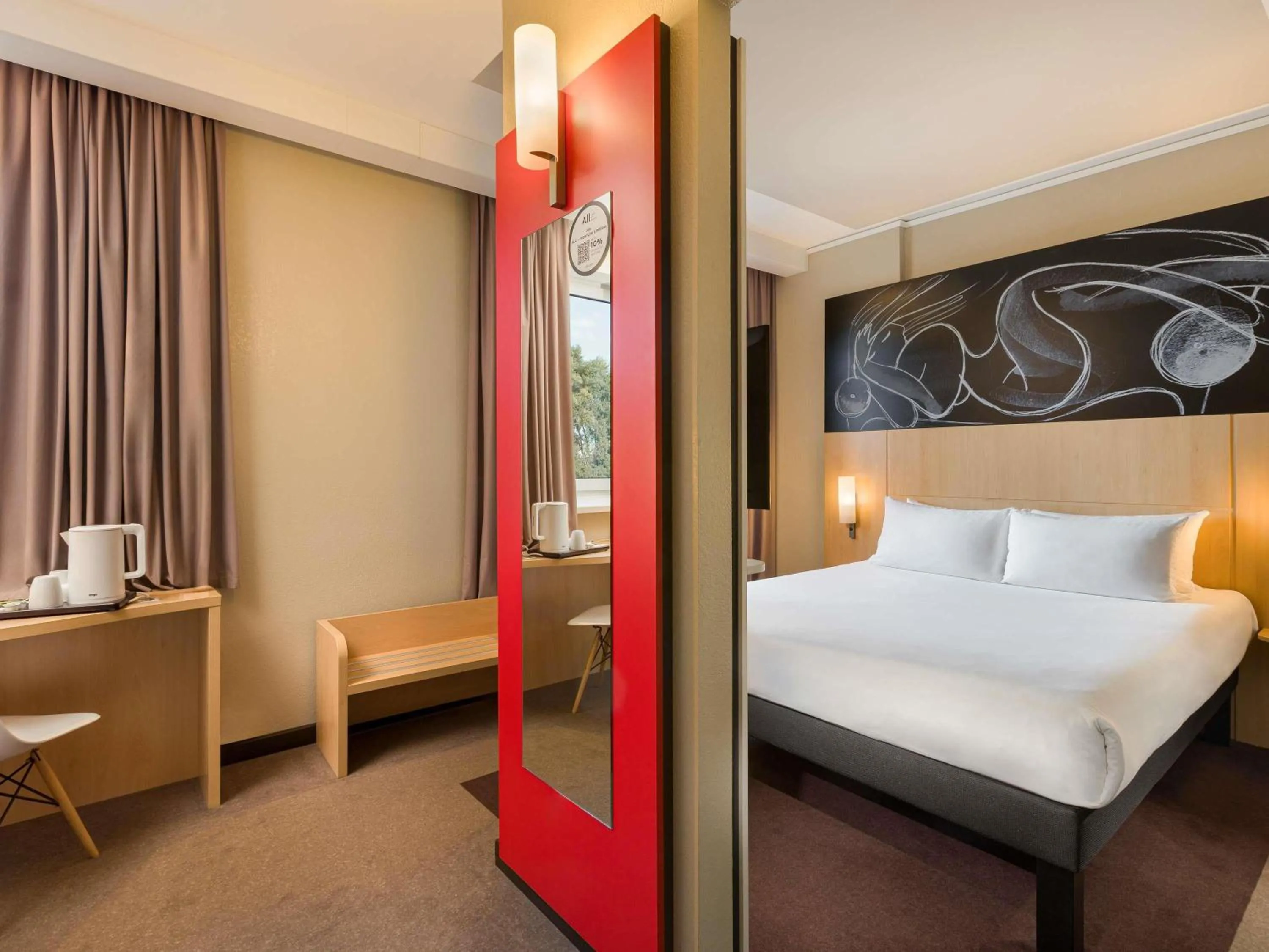 Bedroom, Bed in ibis Kyiv Railway Station