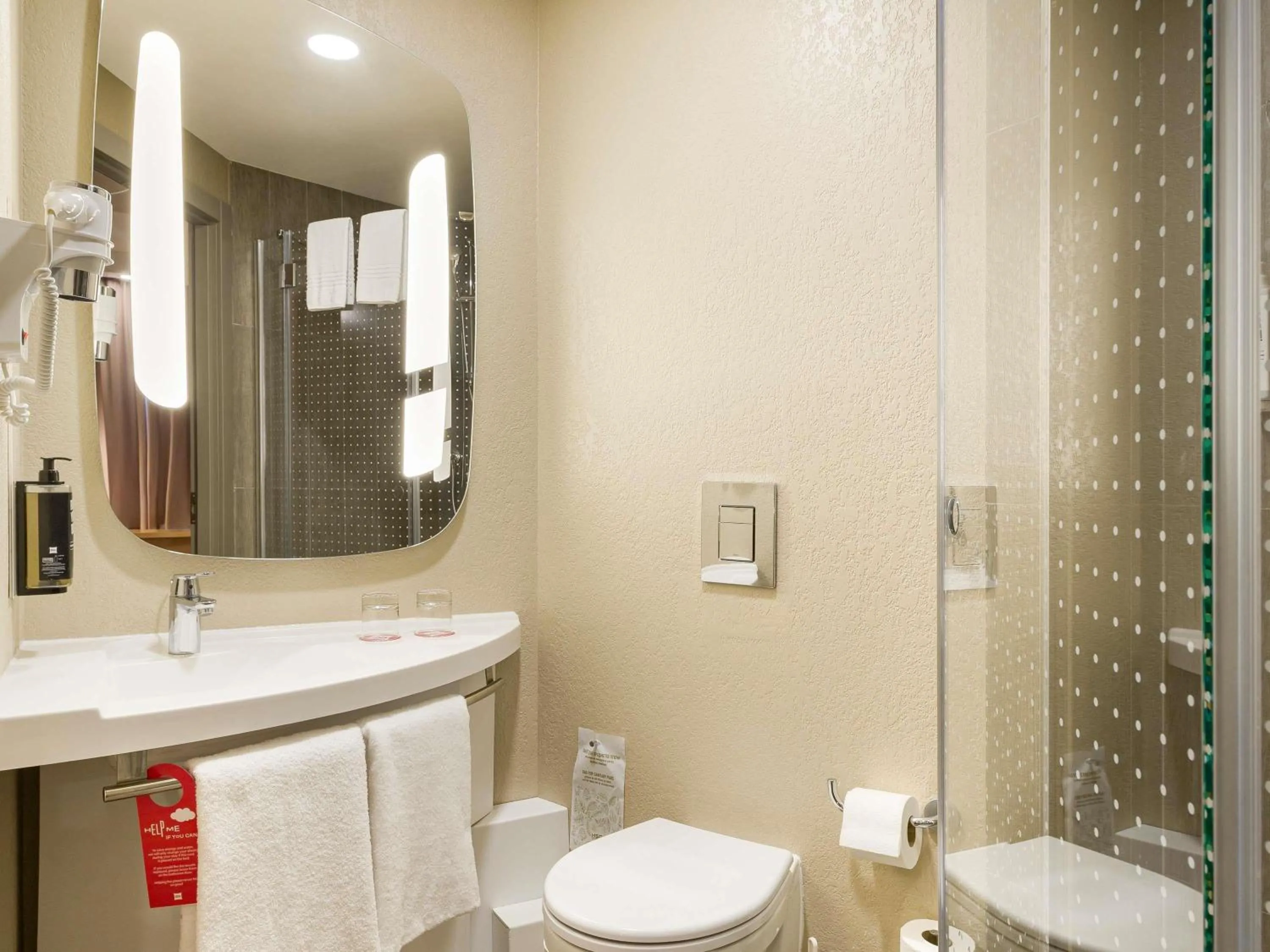 Bedroom in ibis Kyiv Railway Station