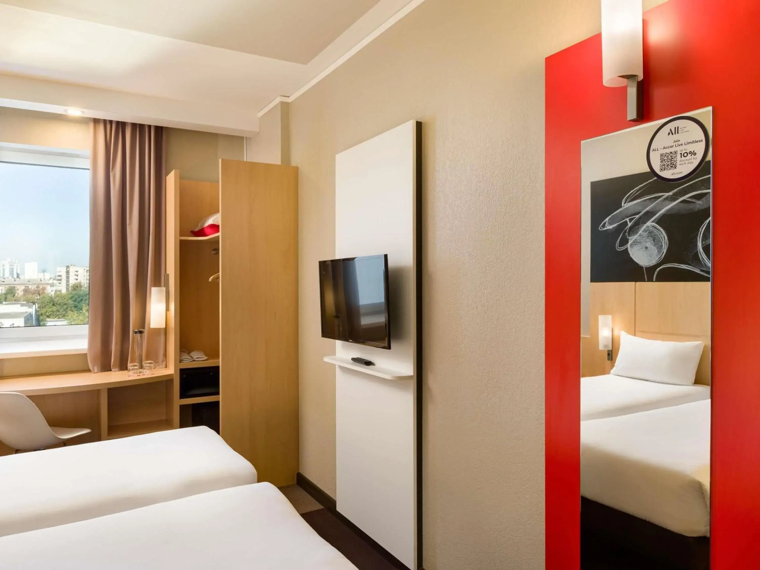 Property building, Bed in ibis Kyiv Railway Station Property building, Bed in ibis Kyiv Railway Station