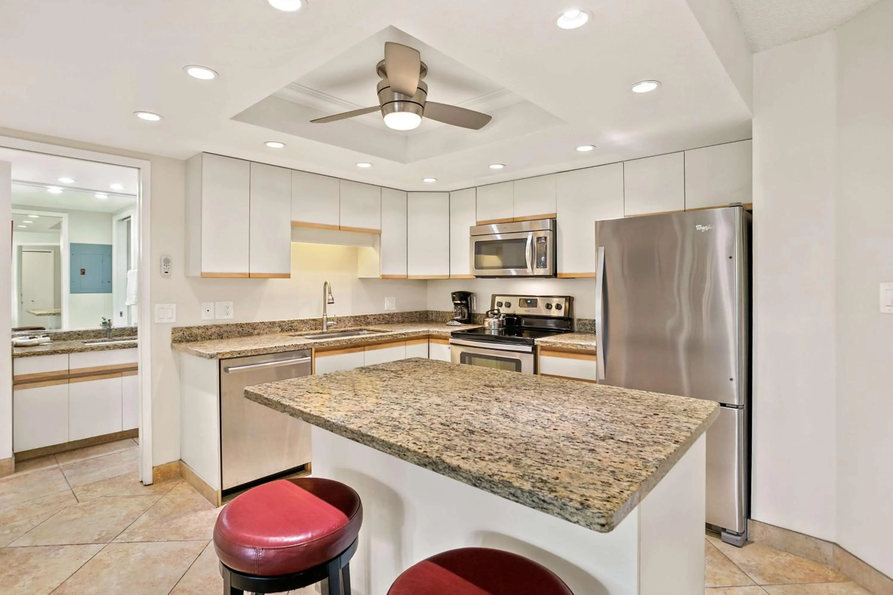 Kitchen or kitchenette in Aston at the Maui Banyan