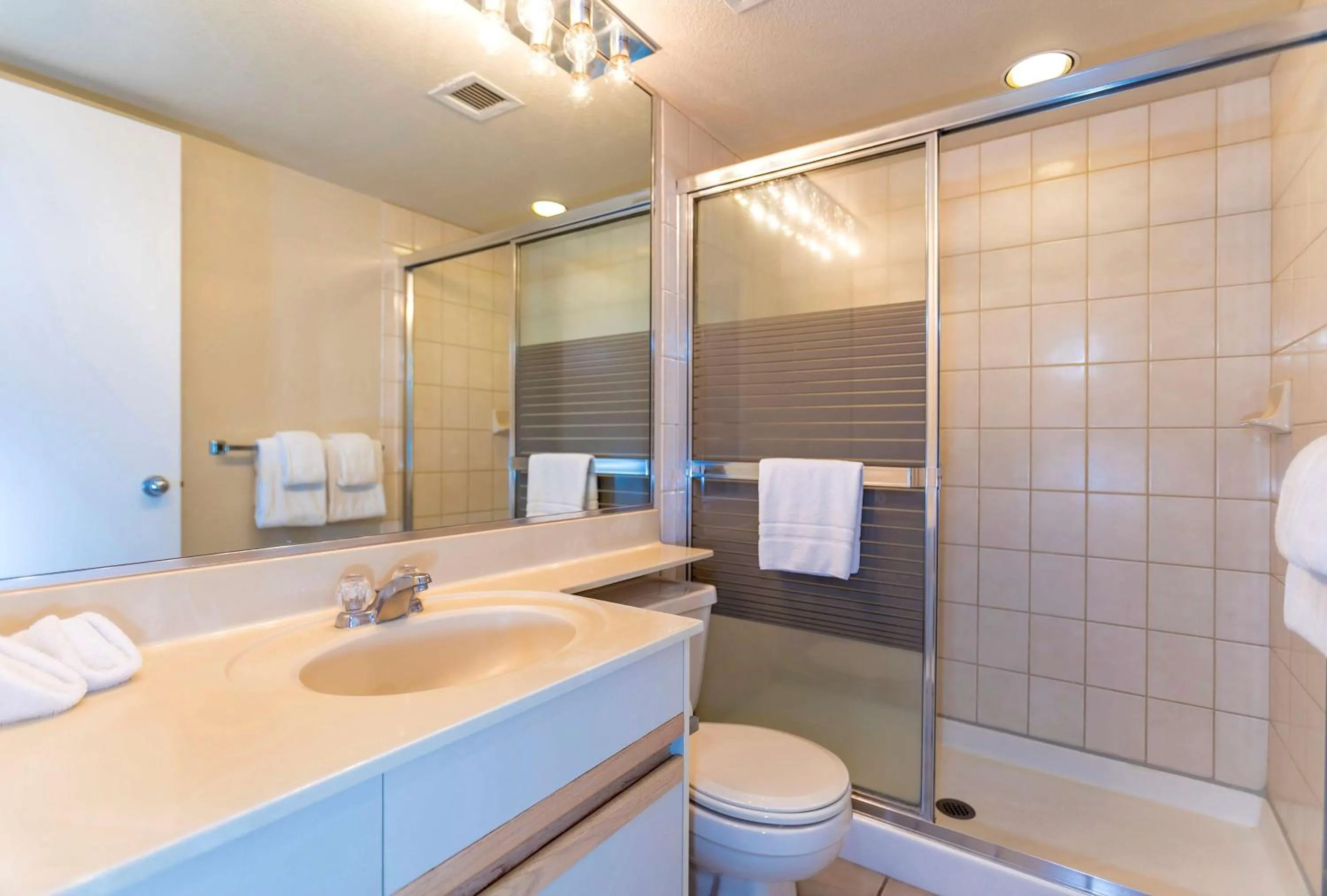 Shower in Aston at the Maui Banyan