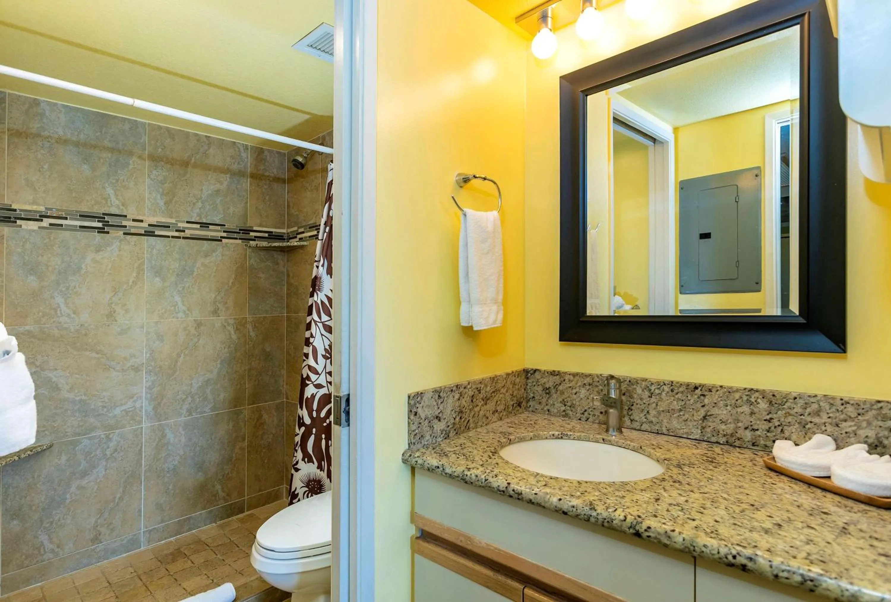 Shower in Aston at the Maui Banyan