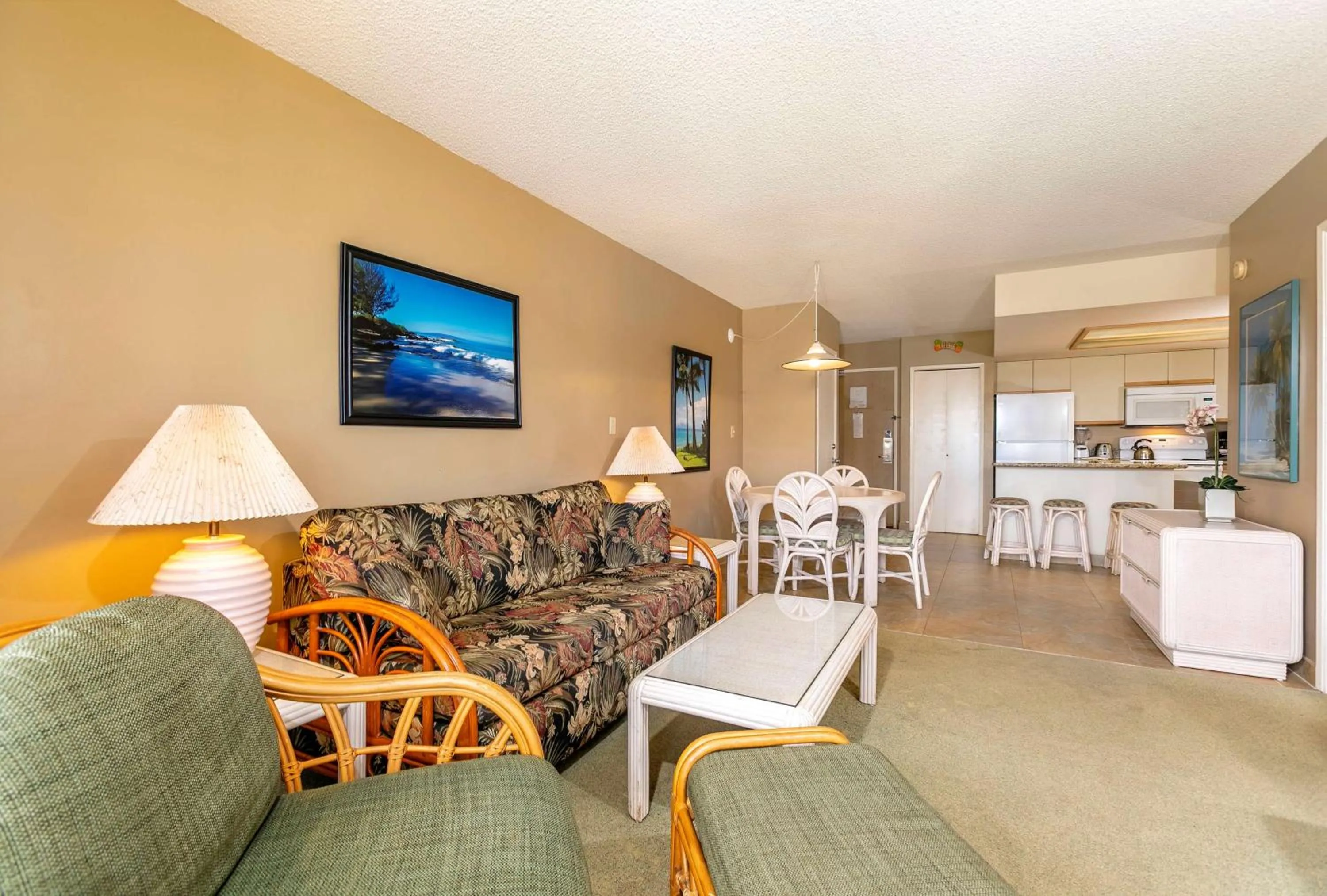 Kitchen or kitchenette in Aston at the Maui Banyan