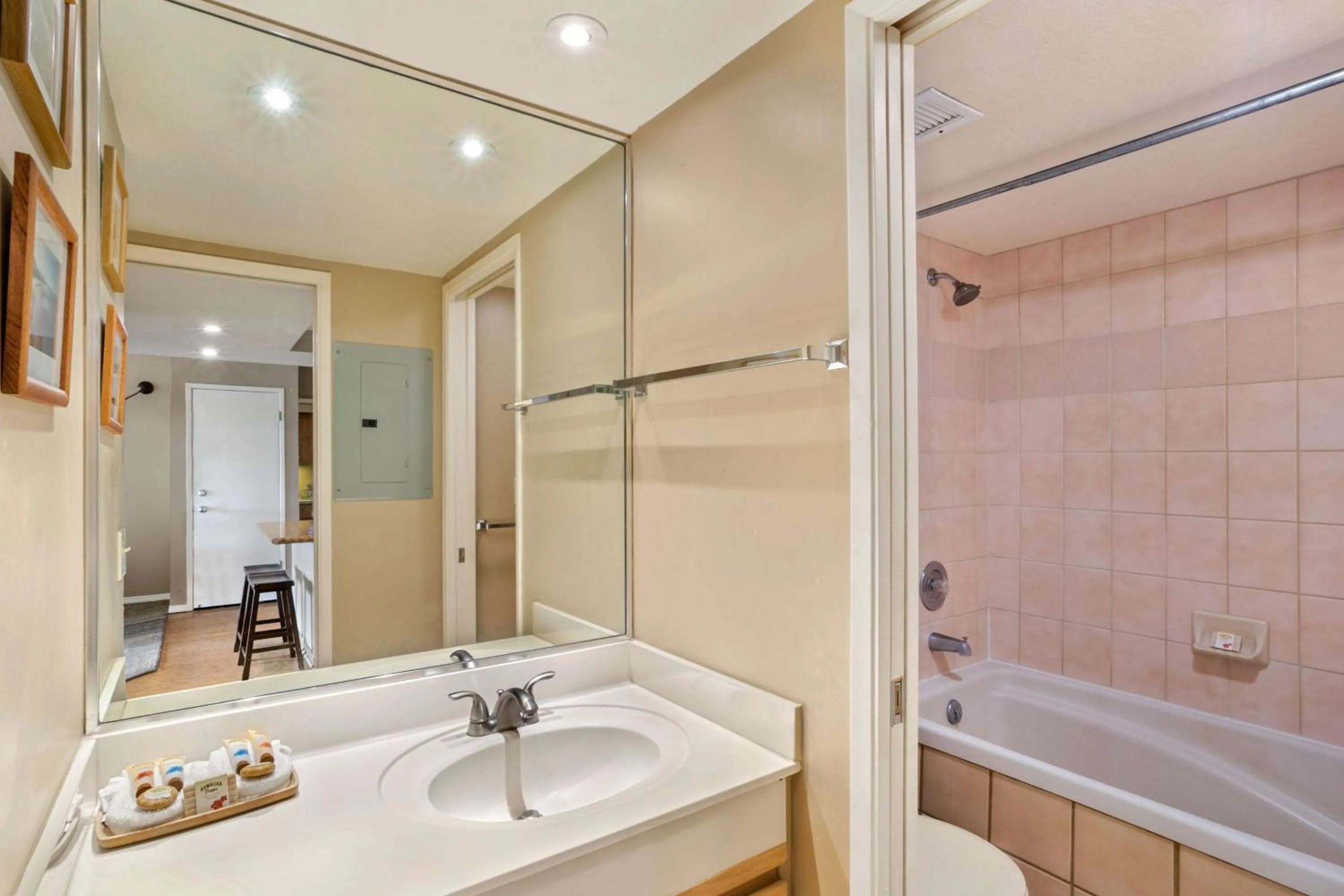 Shower in Aston at the Maui Banyan