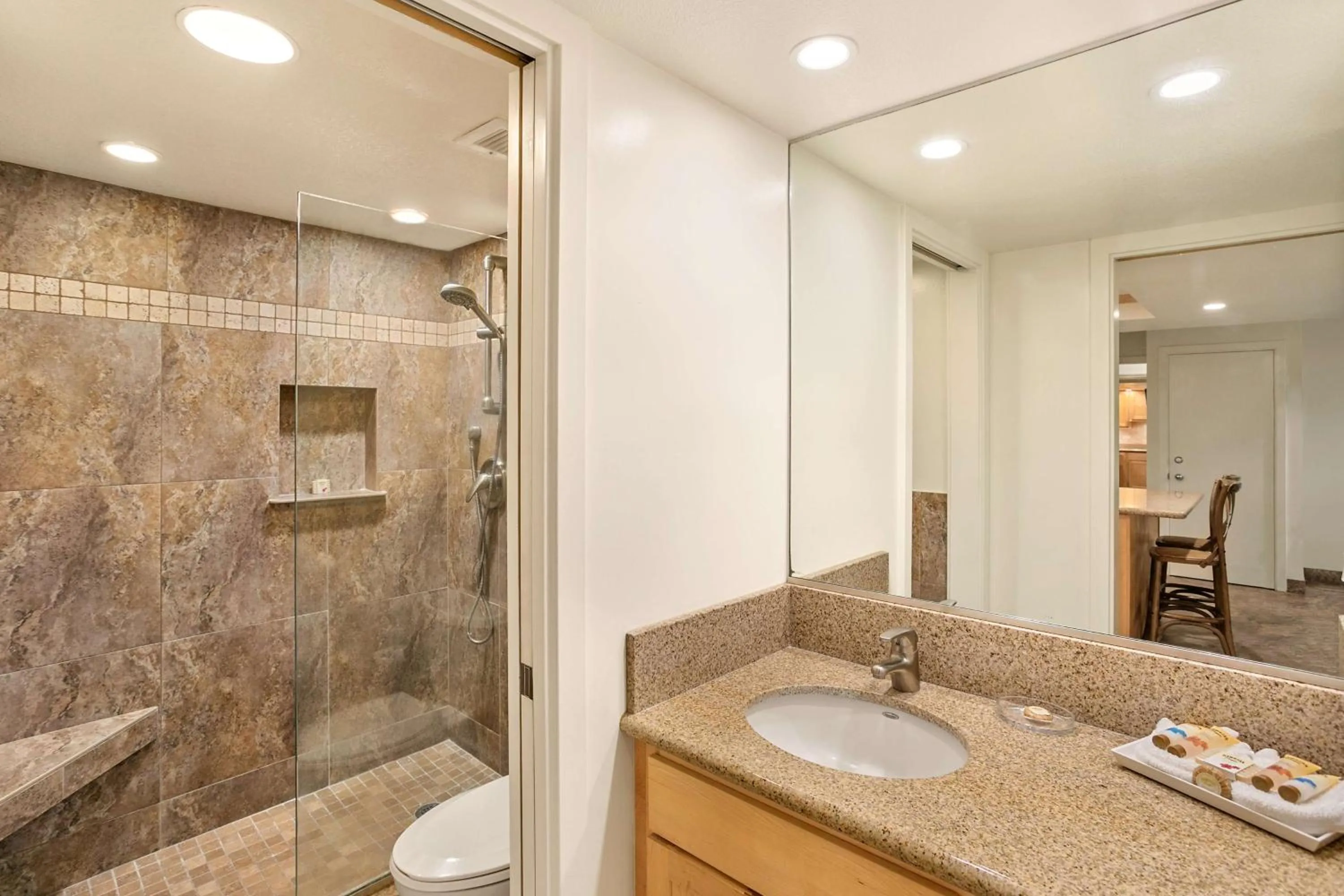 Shower in Aston at the Maui Banyan