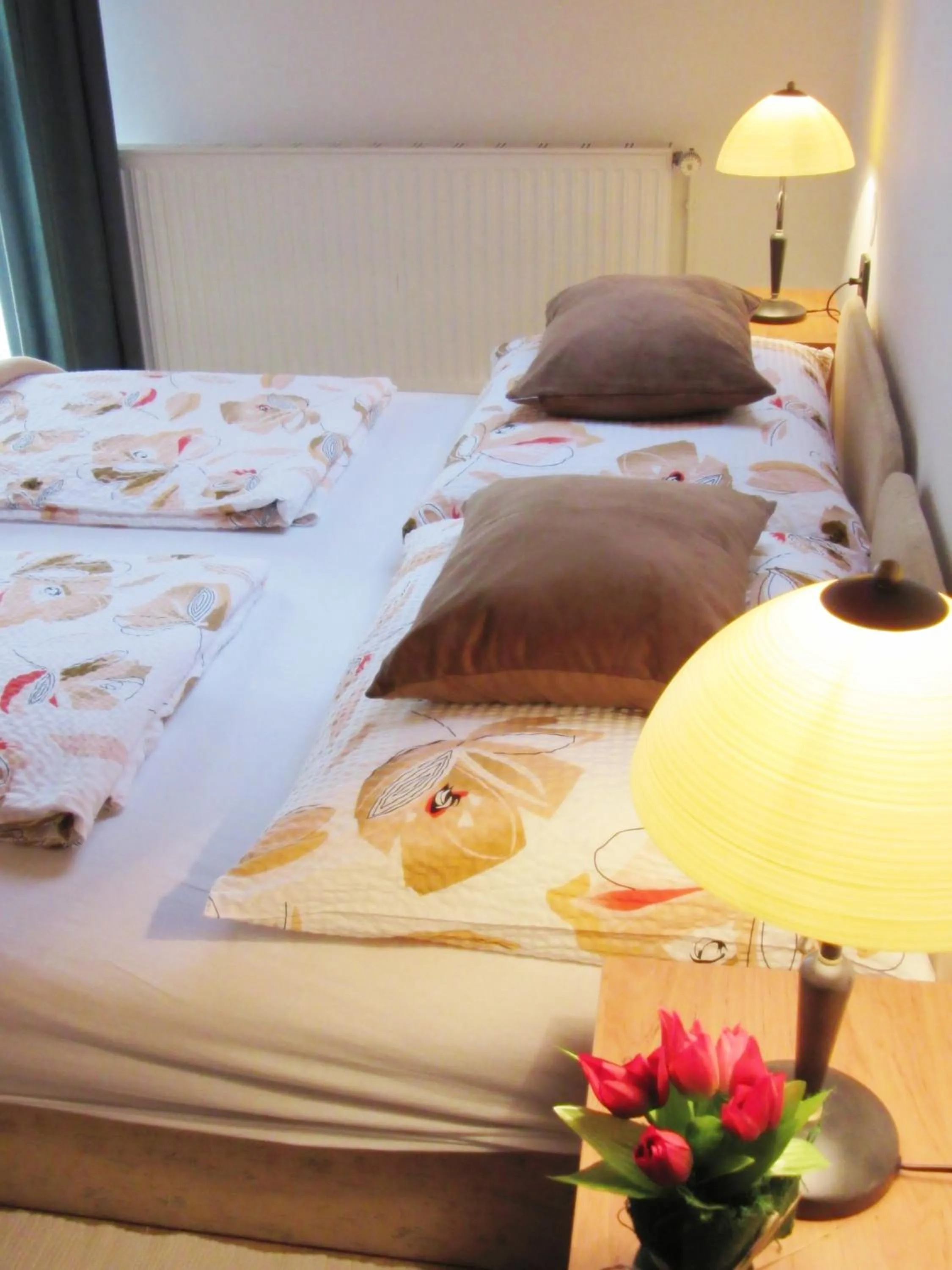 microwave, Bed in Zsuzsa Panzió