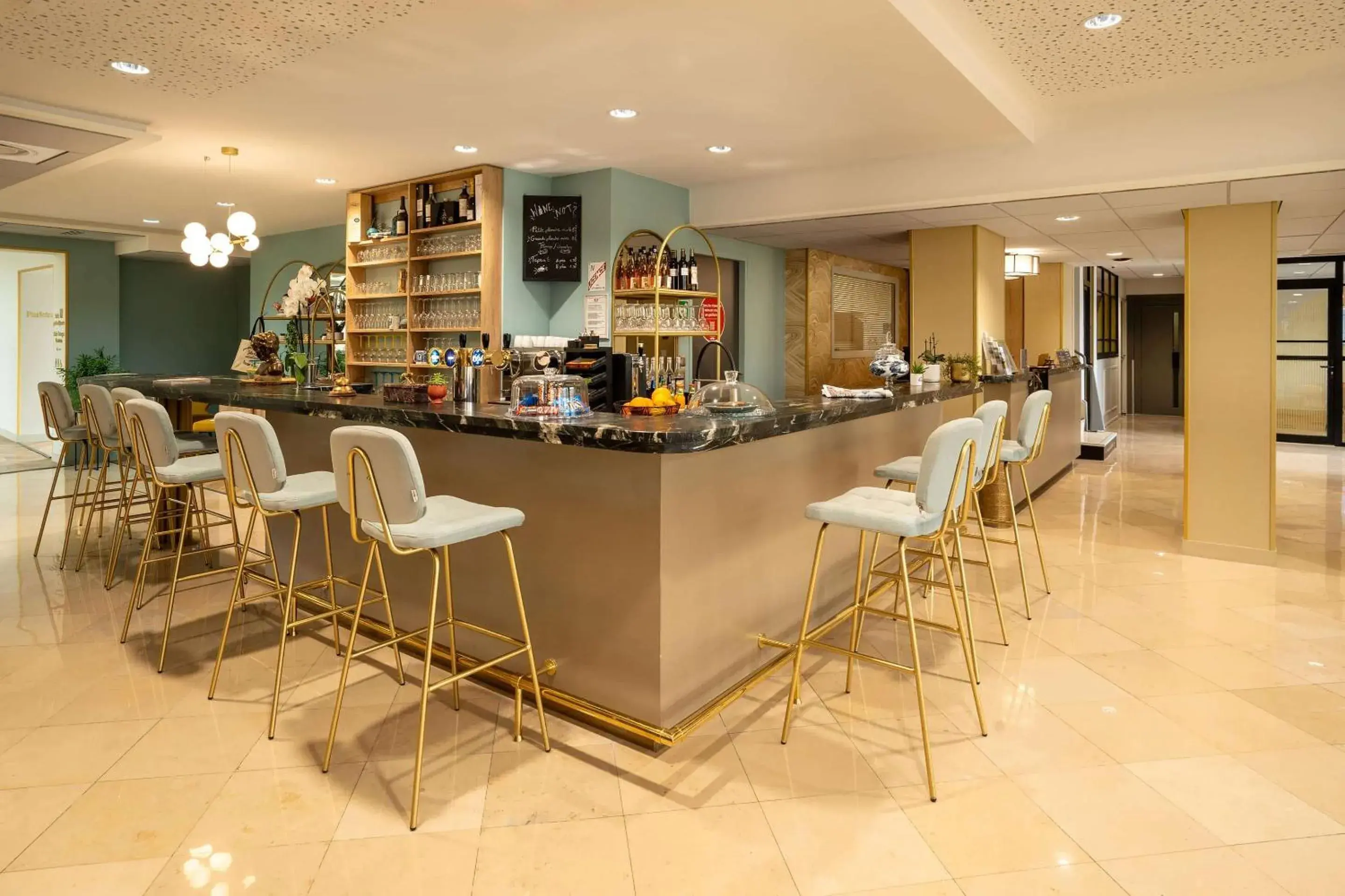 Lounge or bar in Best Western Hotel Le Quercy Lounge or bar in Best Western Hotel Le Quercy
