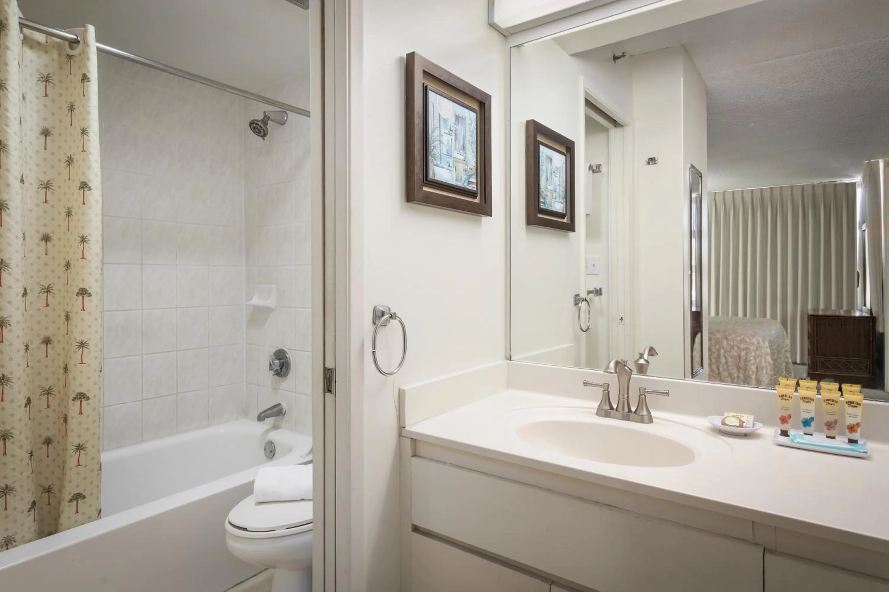 Shower in Aston at the Waikiki Banyan