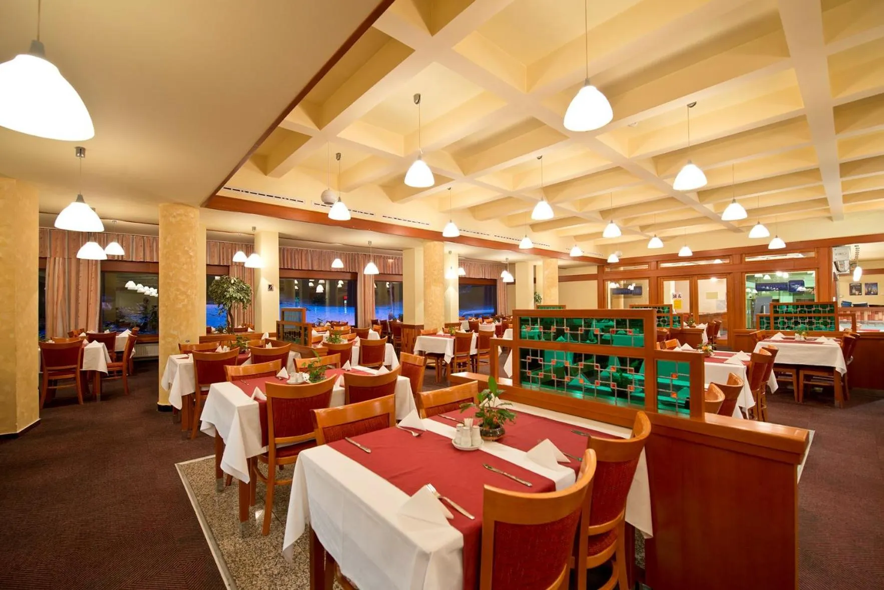 Restaurant/places to eat in Hotel SOREA SNP