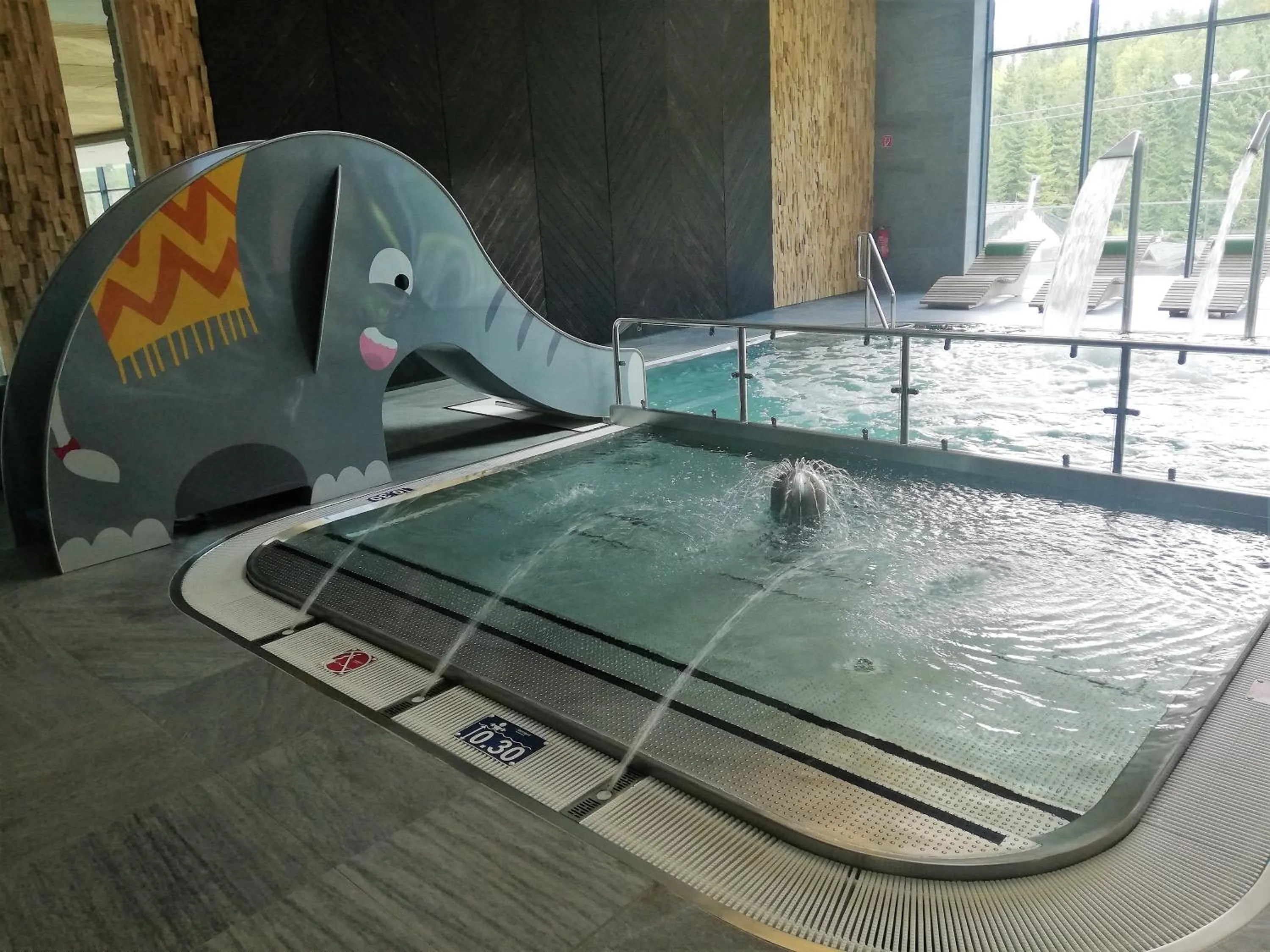 Swimming pool in Hotel SOREA SNP