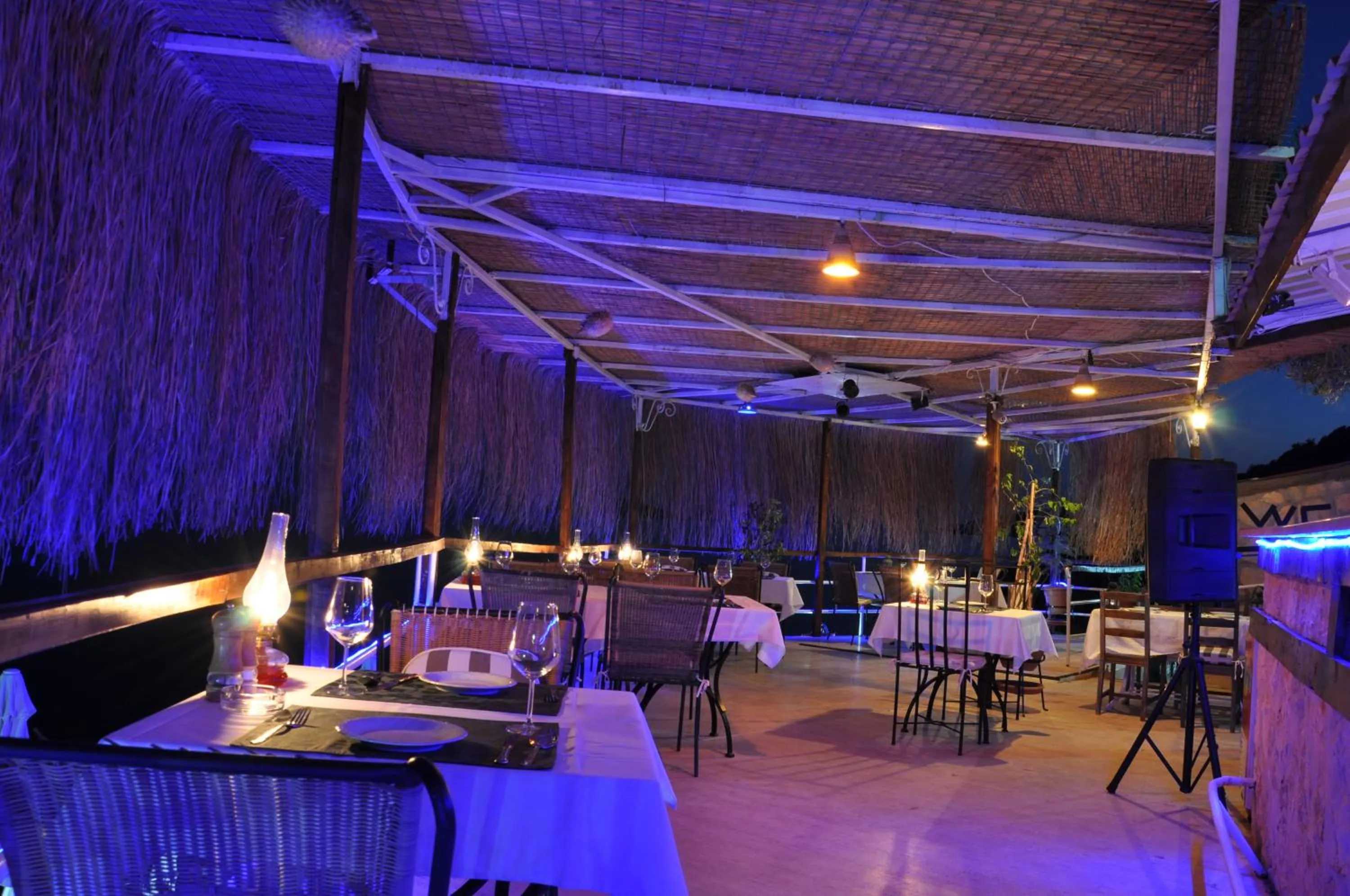 Restaurant/places to eat in Caretta Hotel