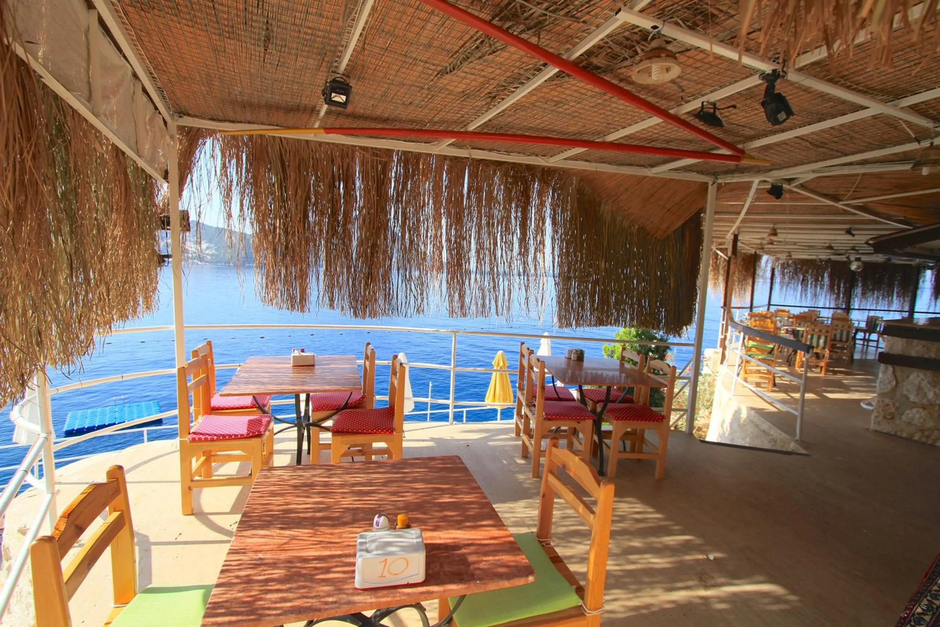 Restaurant/places to eat in Caretta Hotel