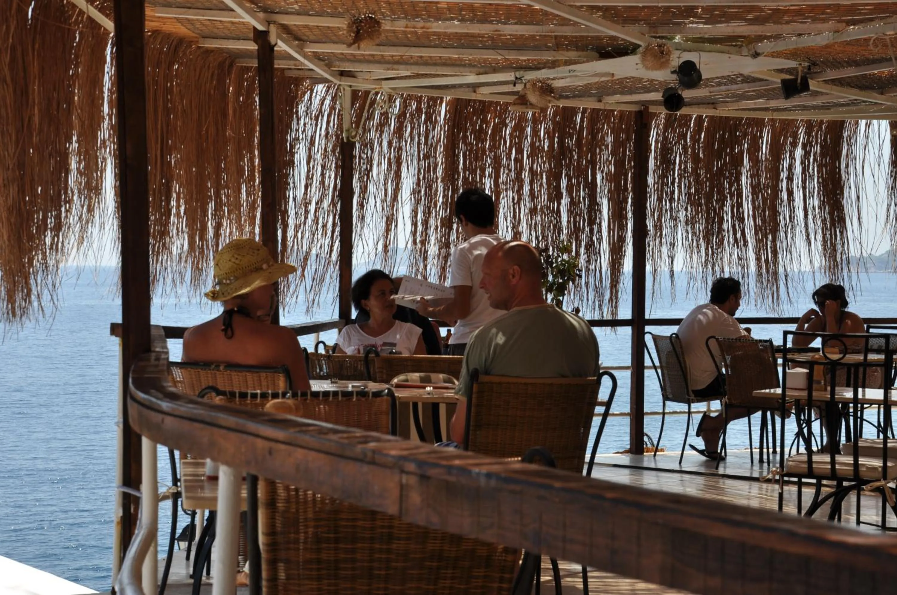 Restaurant/places to eat in Caretta Hotel